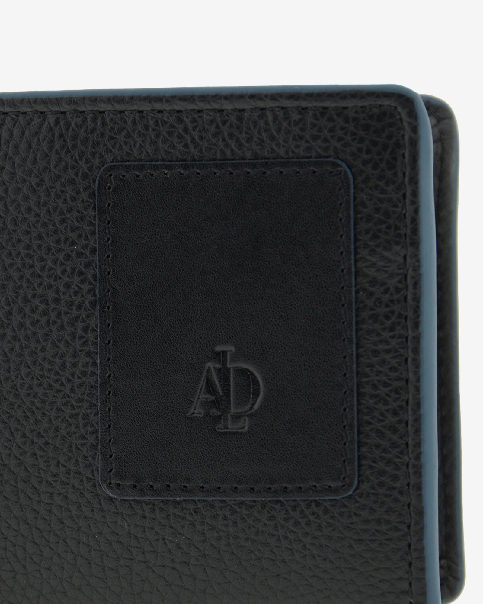 Detalle del logo, pespunte y textura de la piel en cartera negra con RFID, ref. 1663
