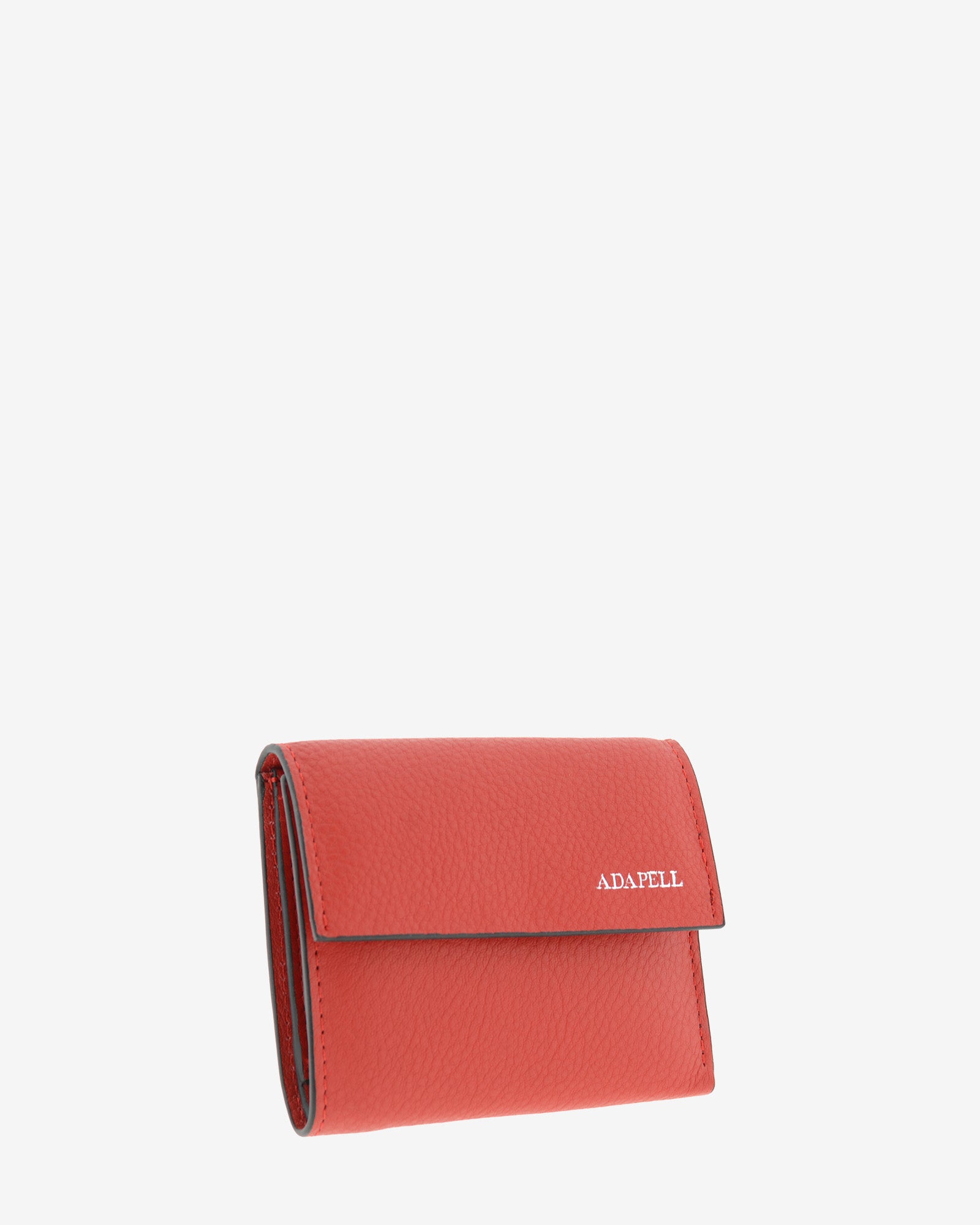 Cartera de piel auténtica ref. 8080-3 en color rojo y ribete negro, de medida pequeña y compacta, con protección de tarjetas RFID de la colección Essenza, vista diagonal frontal 