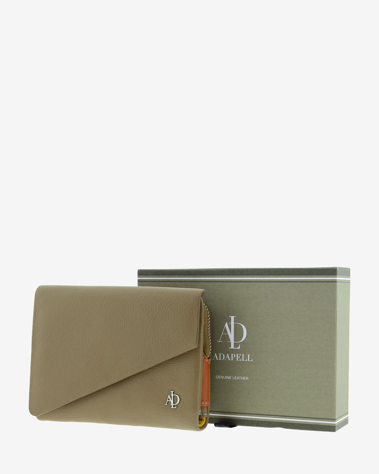 Cartera en piel napa topo con solapa asimétrica junto a su caja, vista frontal, 4226-12