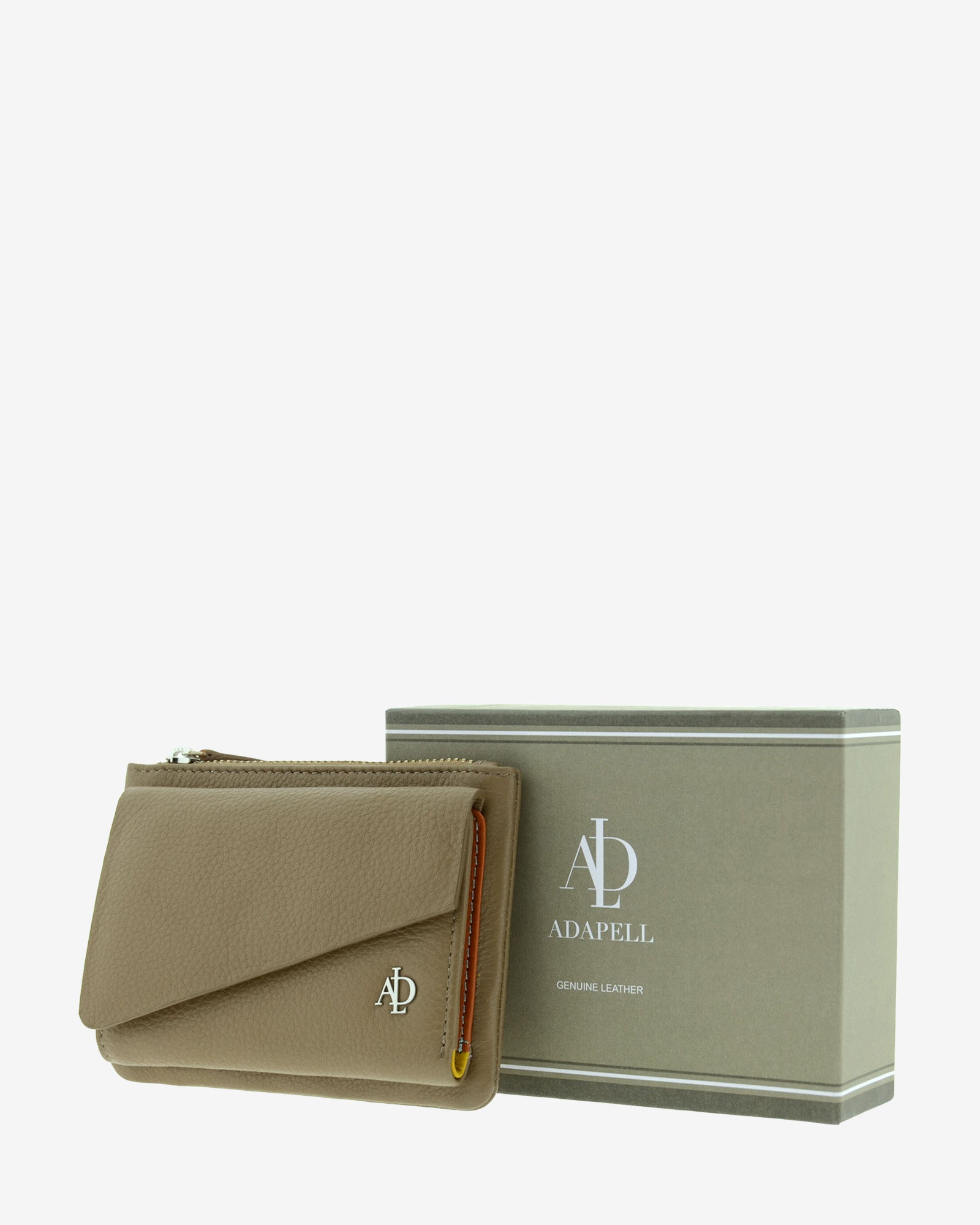 Cartera en piel napa topo con solapa asimétrica junto a su caja, vista tres cuartos, 4227-12
