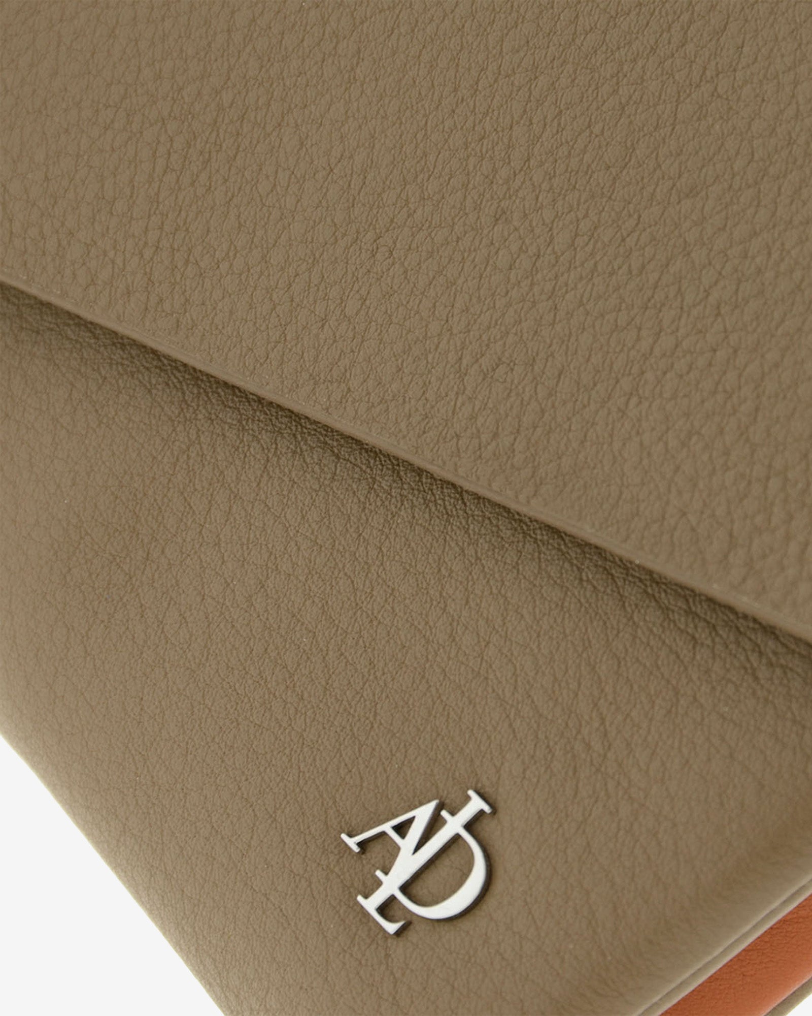 Cartera en piel napa topo con detalle de textura y logotipo metálico, vista de detalle, 4226-12