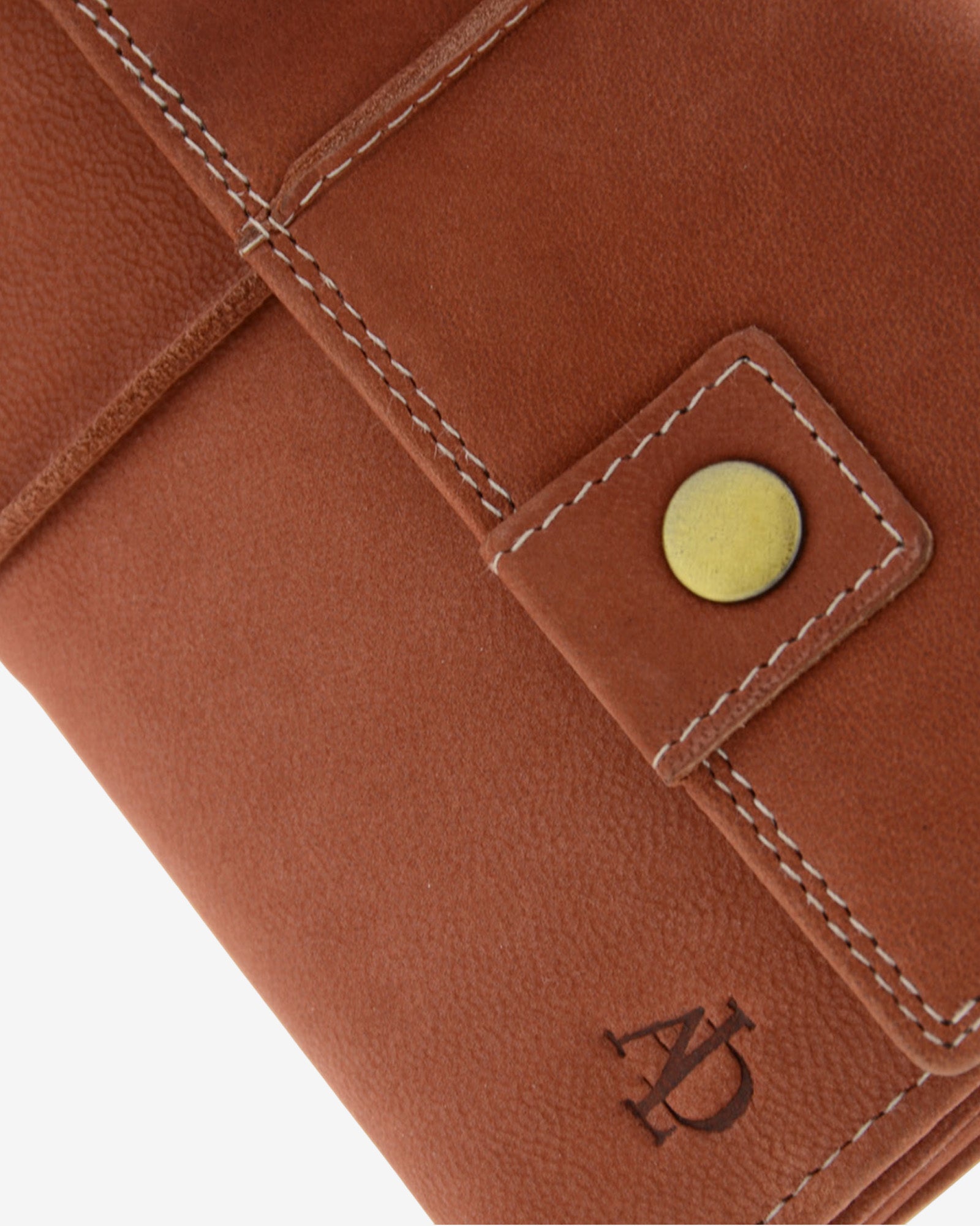 Detalle de cartera de piel de vacuno color teja con botón metálico, costuras, textura de piel y logo Adapell, 4217-9.