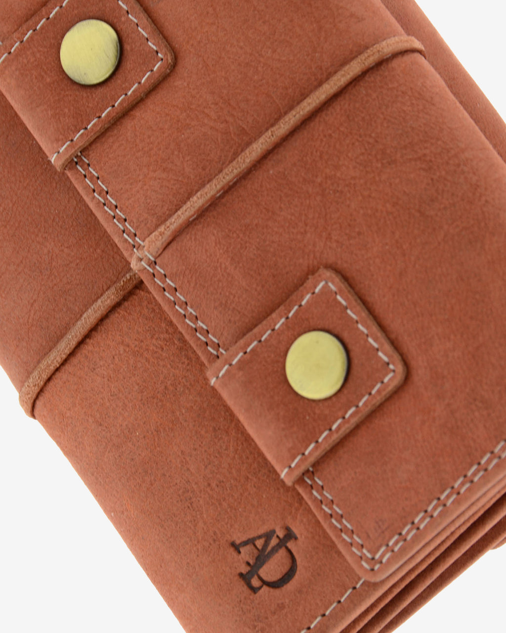 Detalle de cartera de piel de vacuno color teja con botón metálico, costuras en contraste, textura de piel y logo Adapell, 4218-9.
