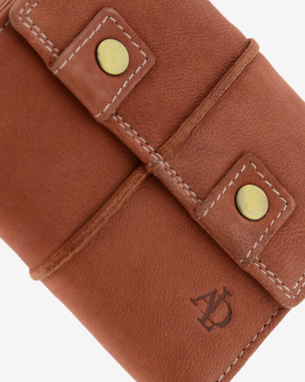 Detalle de cartera de piel de vacuno color teja con botón metálico, costuras en contraste, textura de piel y logo Adapell, 4219-9.