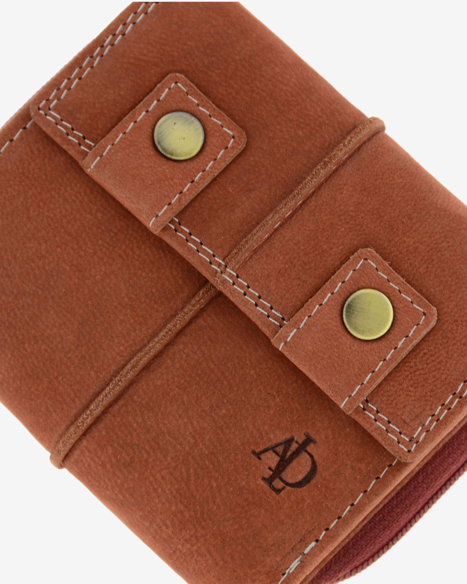 Detalle de cartera de piel de vacuno color teja con botón metálico, costuras en contraste, textura de piel y logo Adapell, 4220-9.