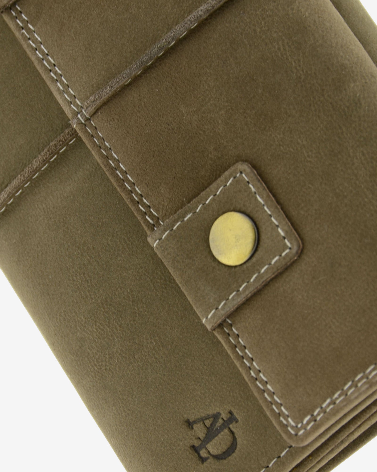Detalle de cartera de piel de vacuno color topo con botón metálico, costuras, textura de piel y logo Adapell, 4217-11.