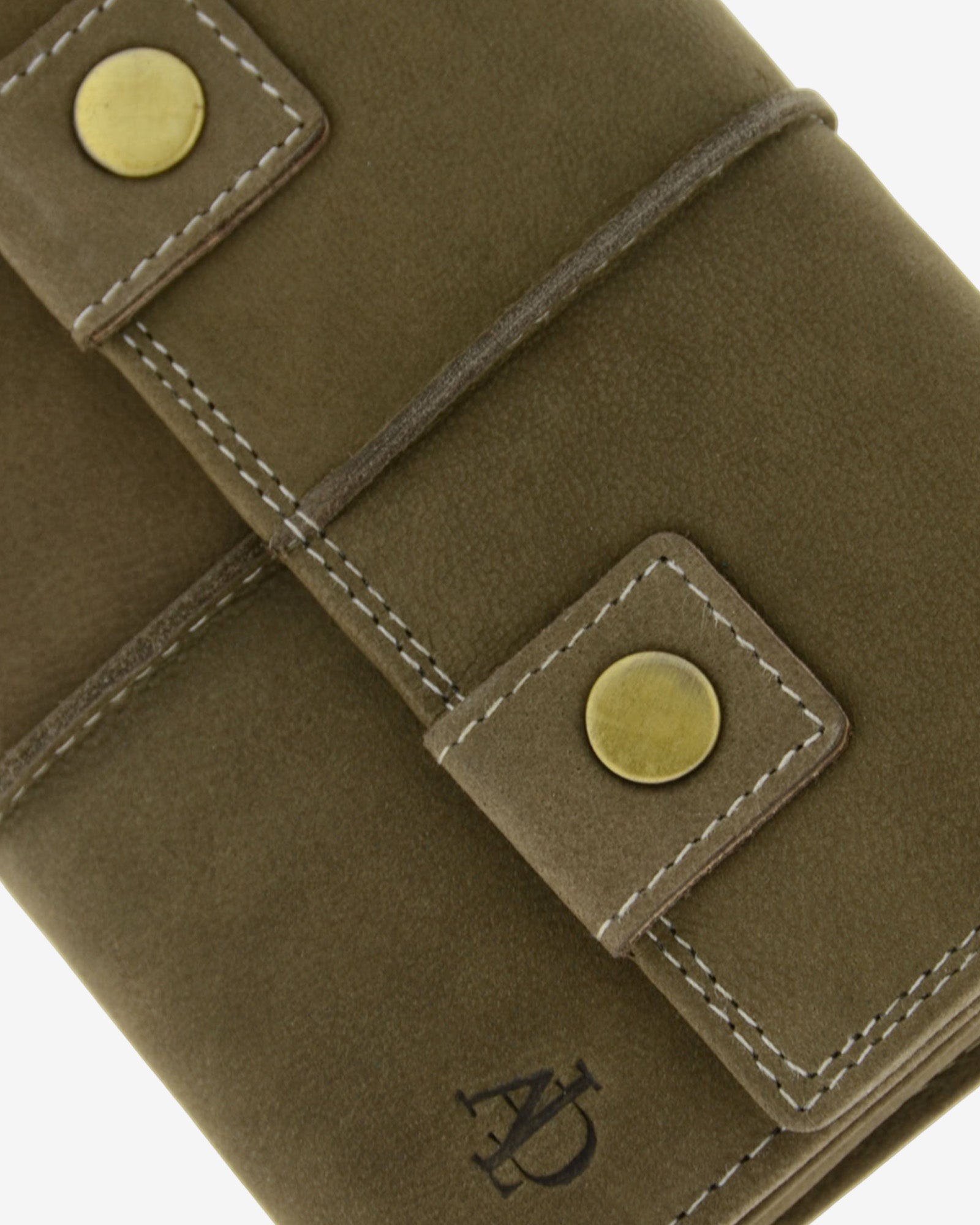 Detalle de cartera de piel de vacuno color topo con botón metálico, costuras en contraste, textura de piel y logo Adapell, 4218-11.