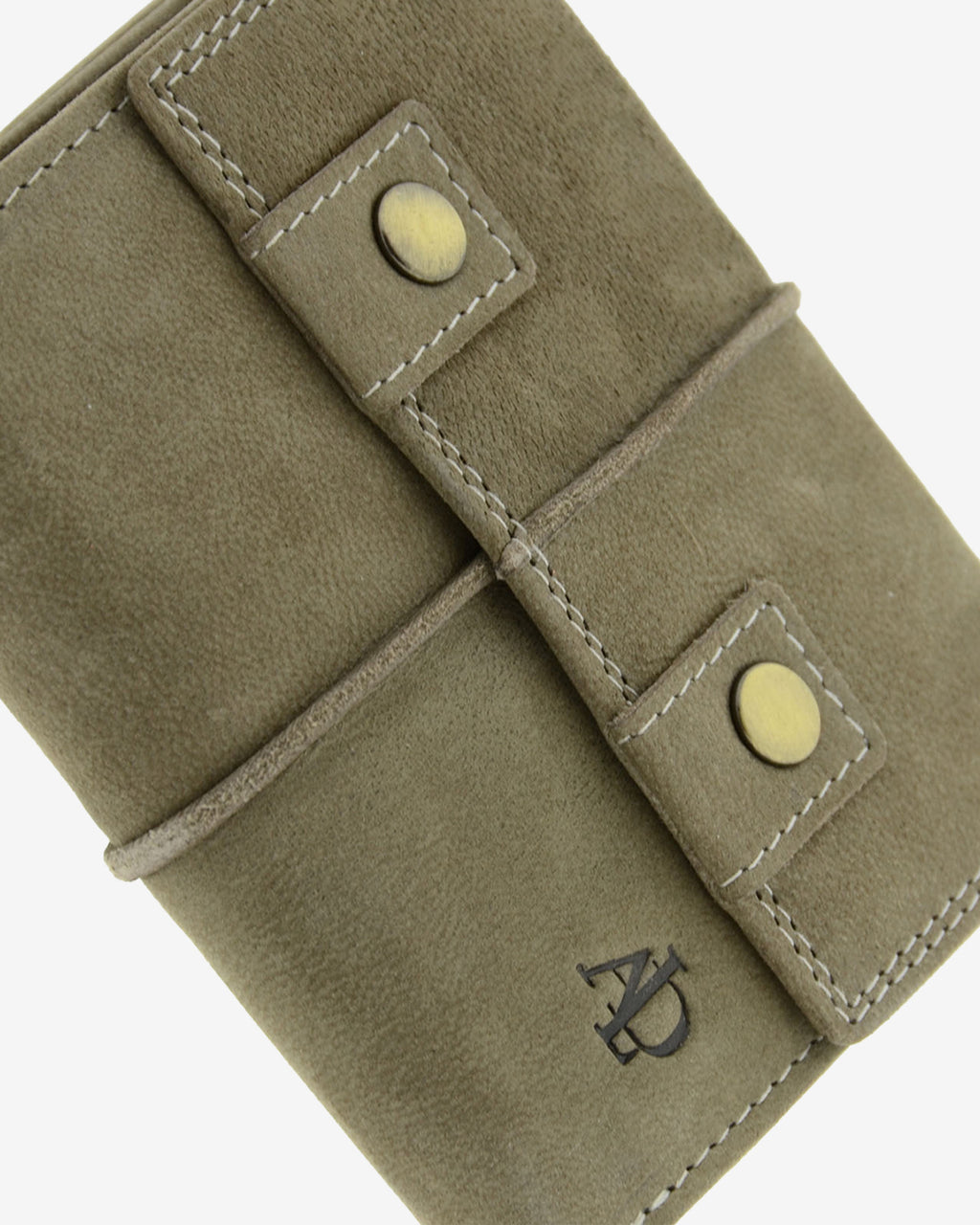 Detalle de cartera de piel de vacuno color topo con botón metálico, costuras en contraste, textura de piel y logo Adapell, 4219-11.
