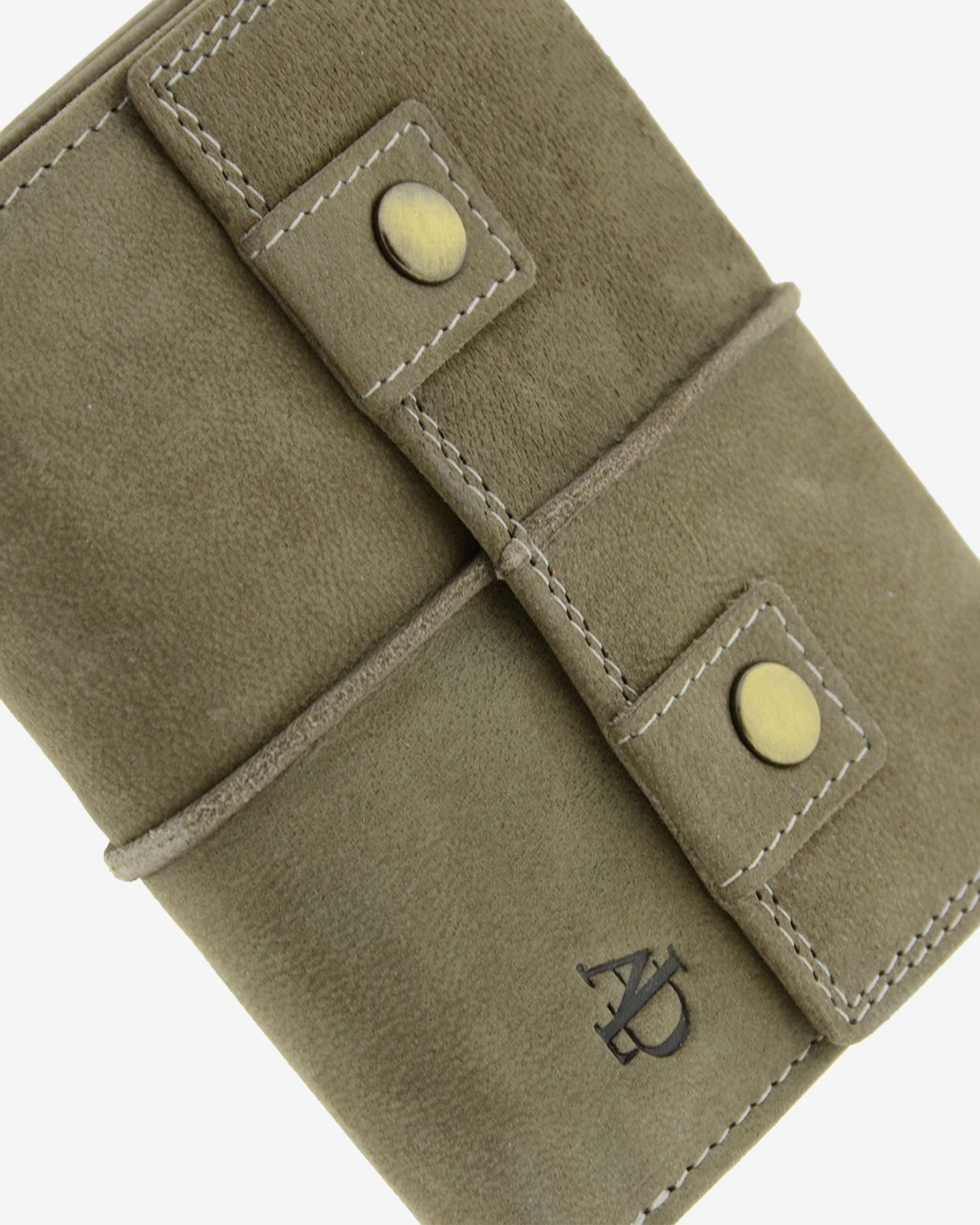 Detalle de cartera de piel de vacuno color topo con botón metálico, costuras en contraste, textura de piel y logo Adapell, 4219-11.