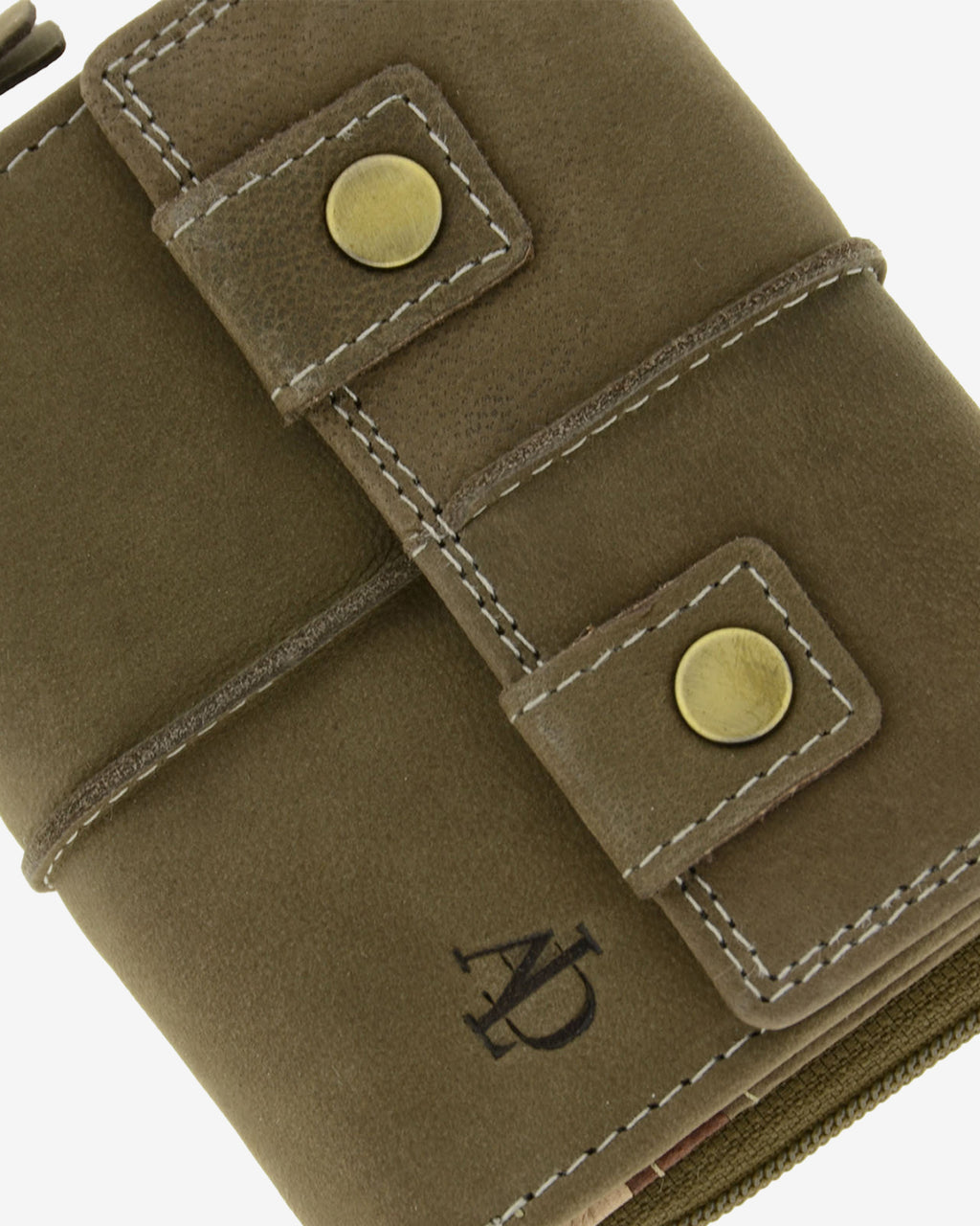 : Detalle de cartera de piel de vacuno color topo con botón metálico, costuras en contraste, textura de piel y logo Adapell, 4220-11.