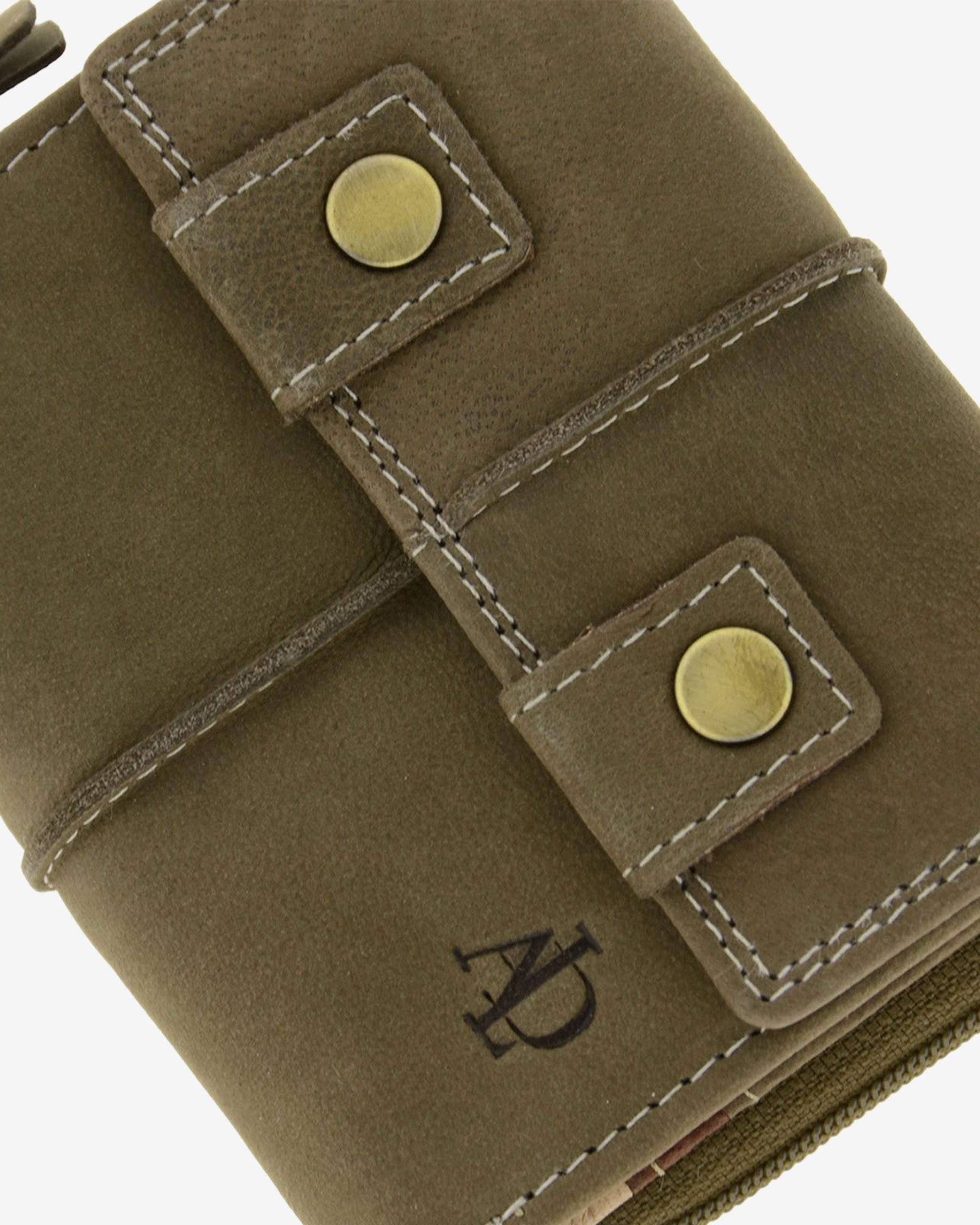 : Detalle de cartera de piel de vacuno color topo con botón metálico, costuras en contraste, textura de piel y logo Adapell, 4220-11.