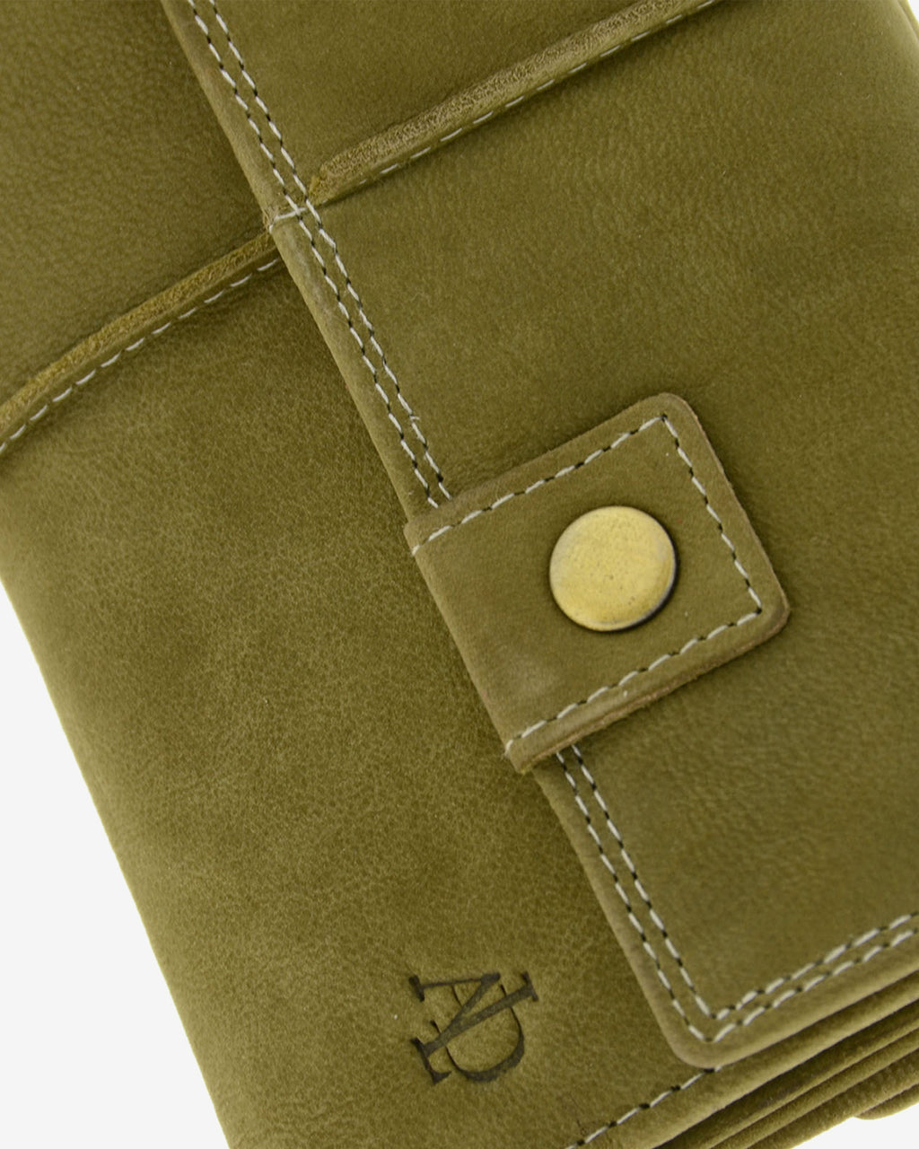 Detalle de cartera de piel de vacuno verde oliva con botón metálico, costuras, textura de piel y logo Adapell, 4217-5.