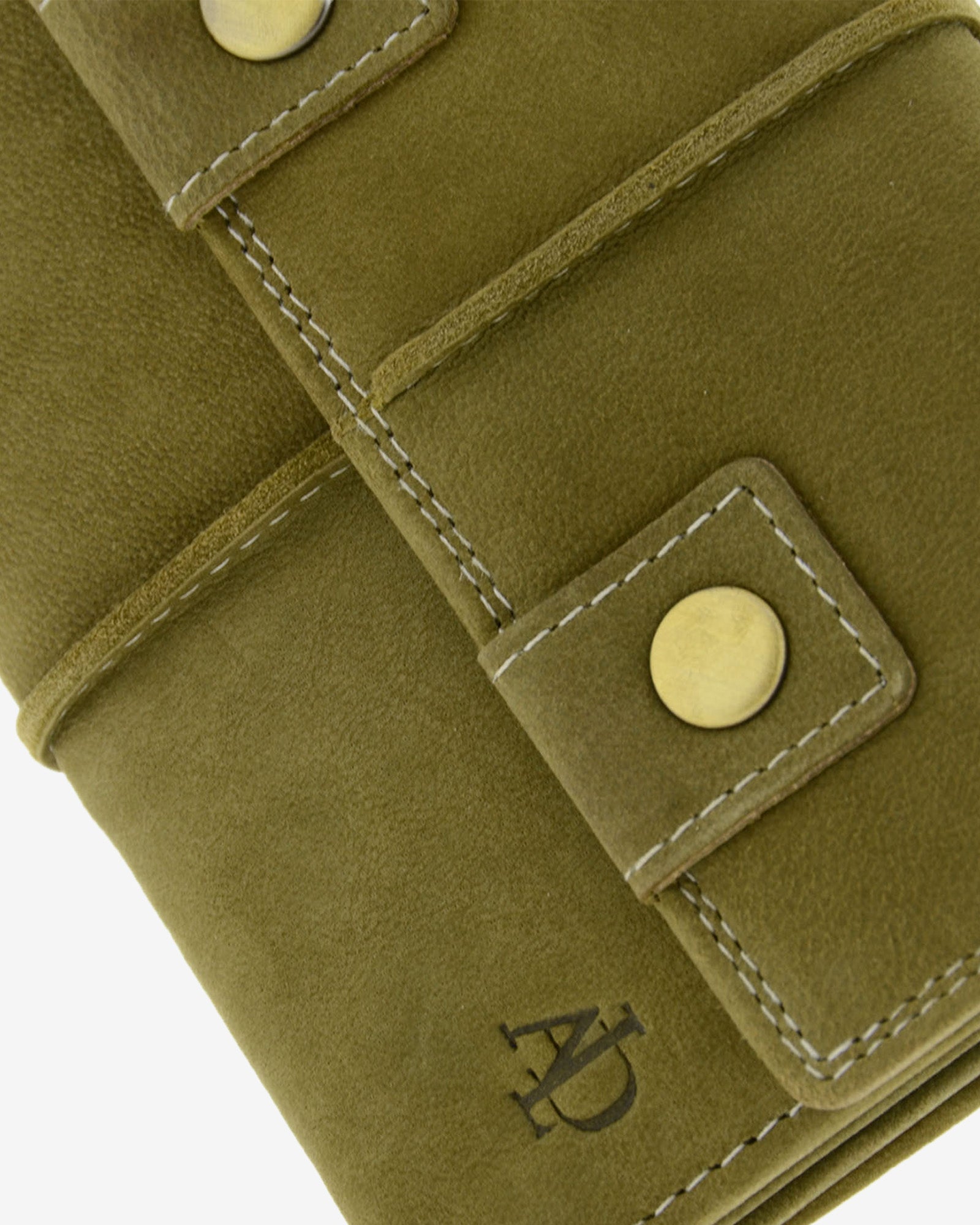 Detalle de cartera de piel de vacuno verde oliva con botón metálico, costuras en contraste, textura de piel y logo Adapell, 4218-5.