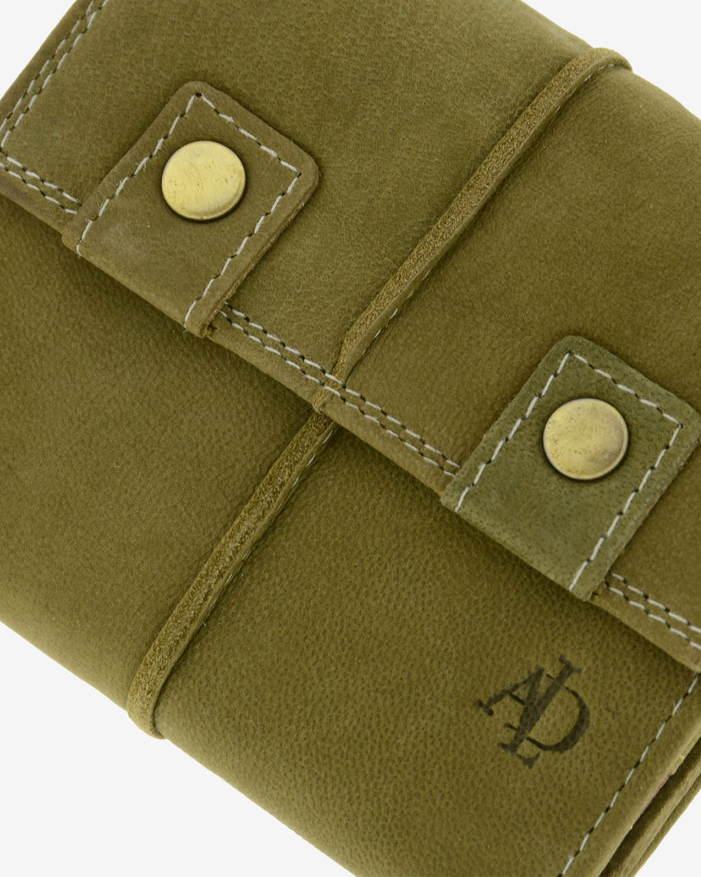 Detalle de cartera de piel de vacuno verde oliva con botón metálico, costuras en contraste, textura de piel y logo Adapell, 4219-5.