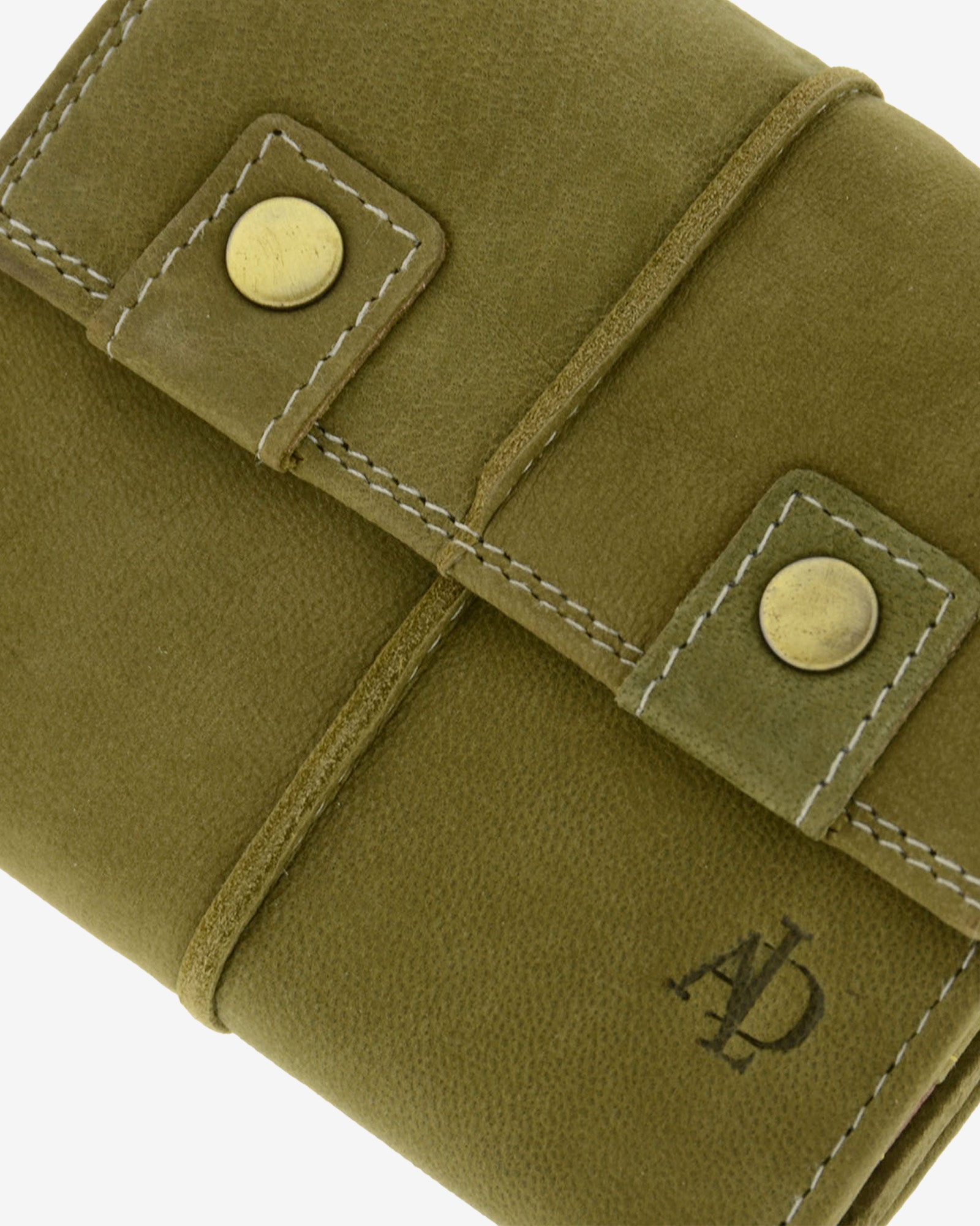 Detalle de cartera de piel de vacuno verde oliva con botón metálico, costuras en contraste, textura de piel y logo Adapell, 4219-5.