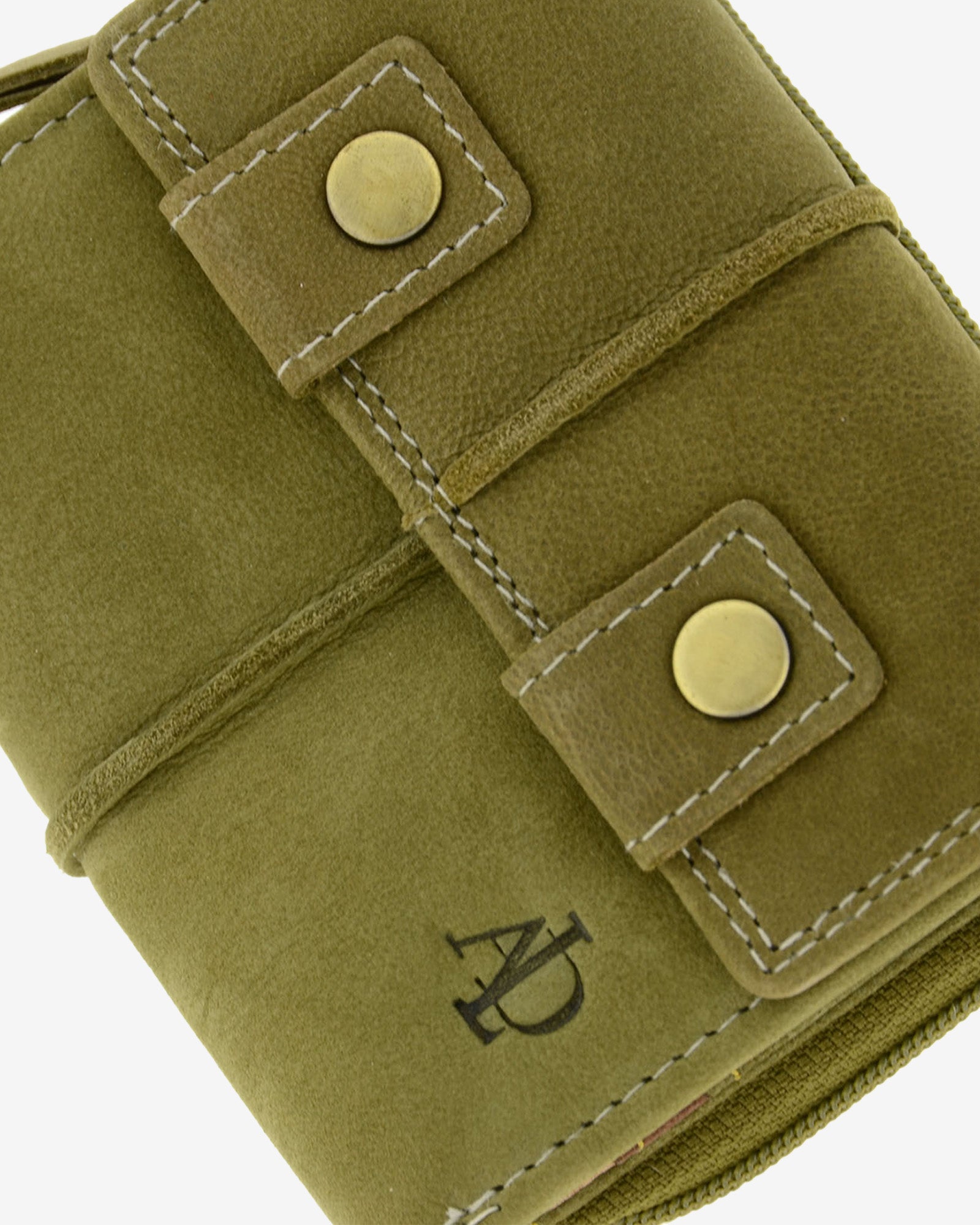 Detalle de cartera de piel de vacuno verde oliva con botón metálico, costuras en contraste, textura de piel y logo Adapell, 4220-5.
