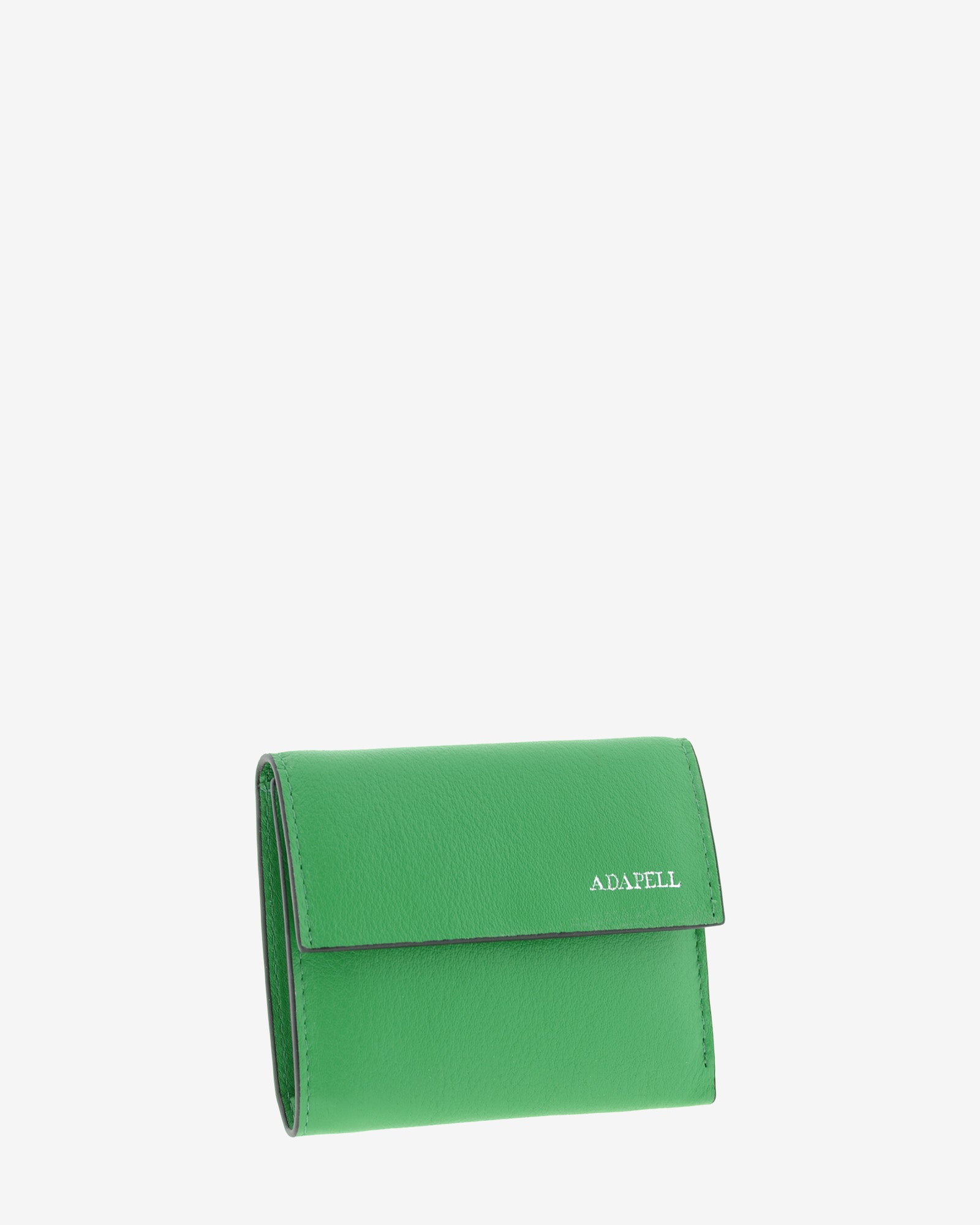 Cartera de piel auténtica ref. 8080-5 en color verde con ribete negro y solapa, de medida pequeña y compacta, con protección de tarjetas RFID de la colección Essenza, vista diagonal frontal 