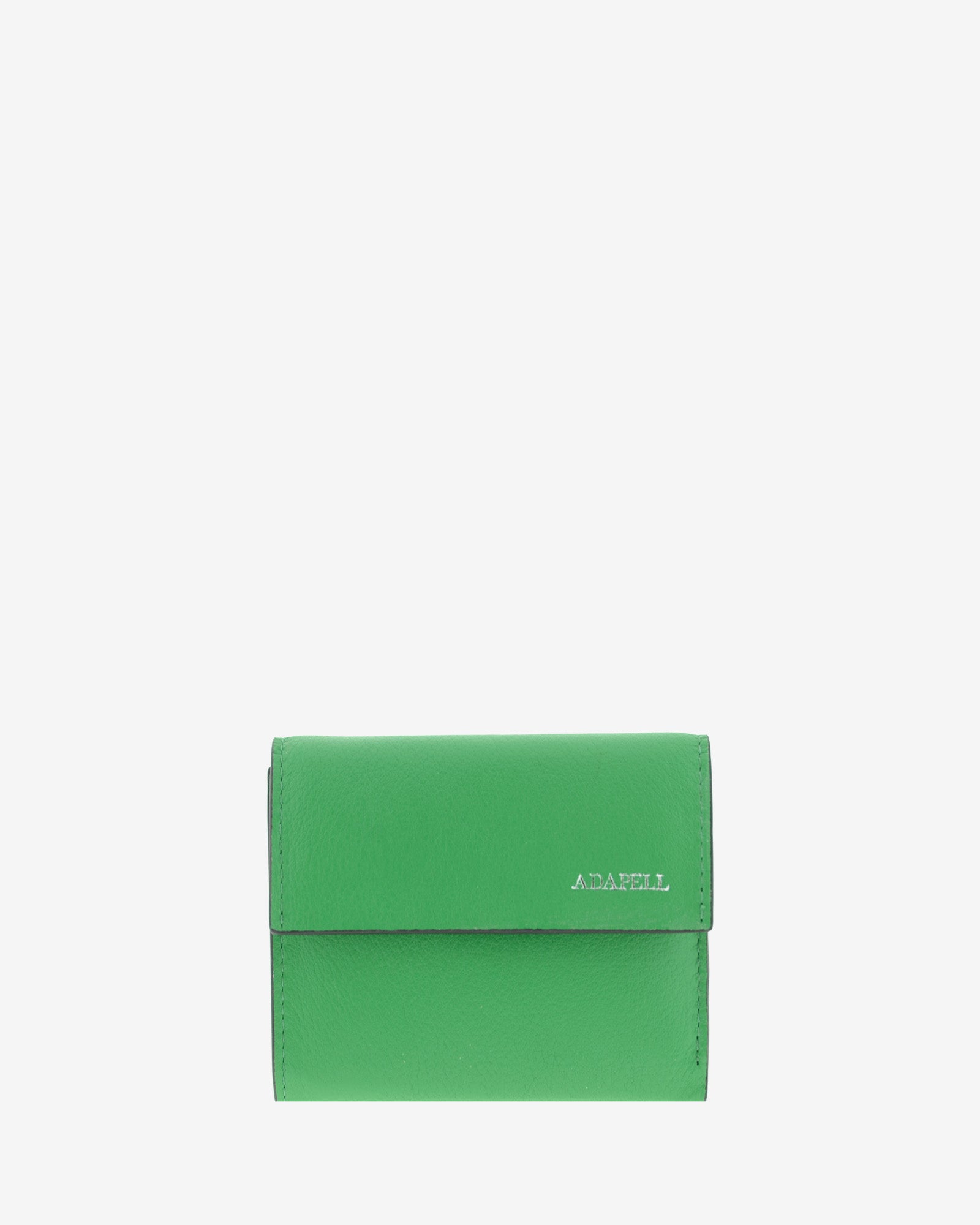 Cartera de piel auténtica ref. 8080-5 en color verde con ribete negro y solapa, de medida pequeña y compacta, con protección de tarjetas RFID de la colección Essenza, vista frontal 