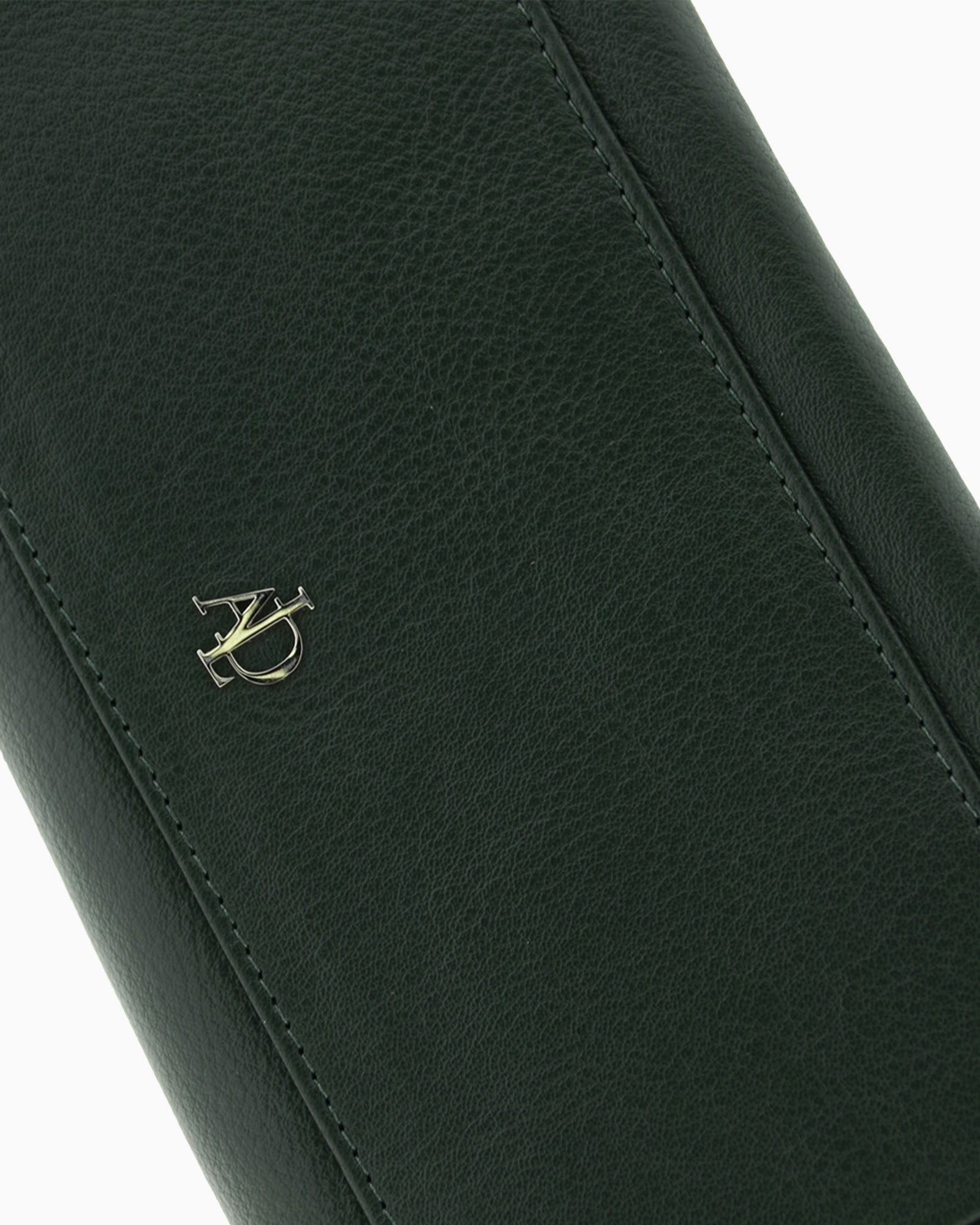 Cartera de mujer grande, compacta con cremallera y compartimento frontal, de piel genuina en color verde oscuro. Ref. 4235-5. Vista detalle piel y logo