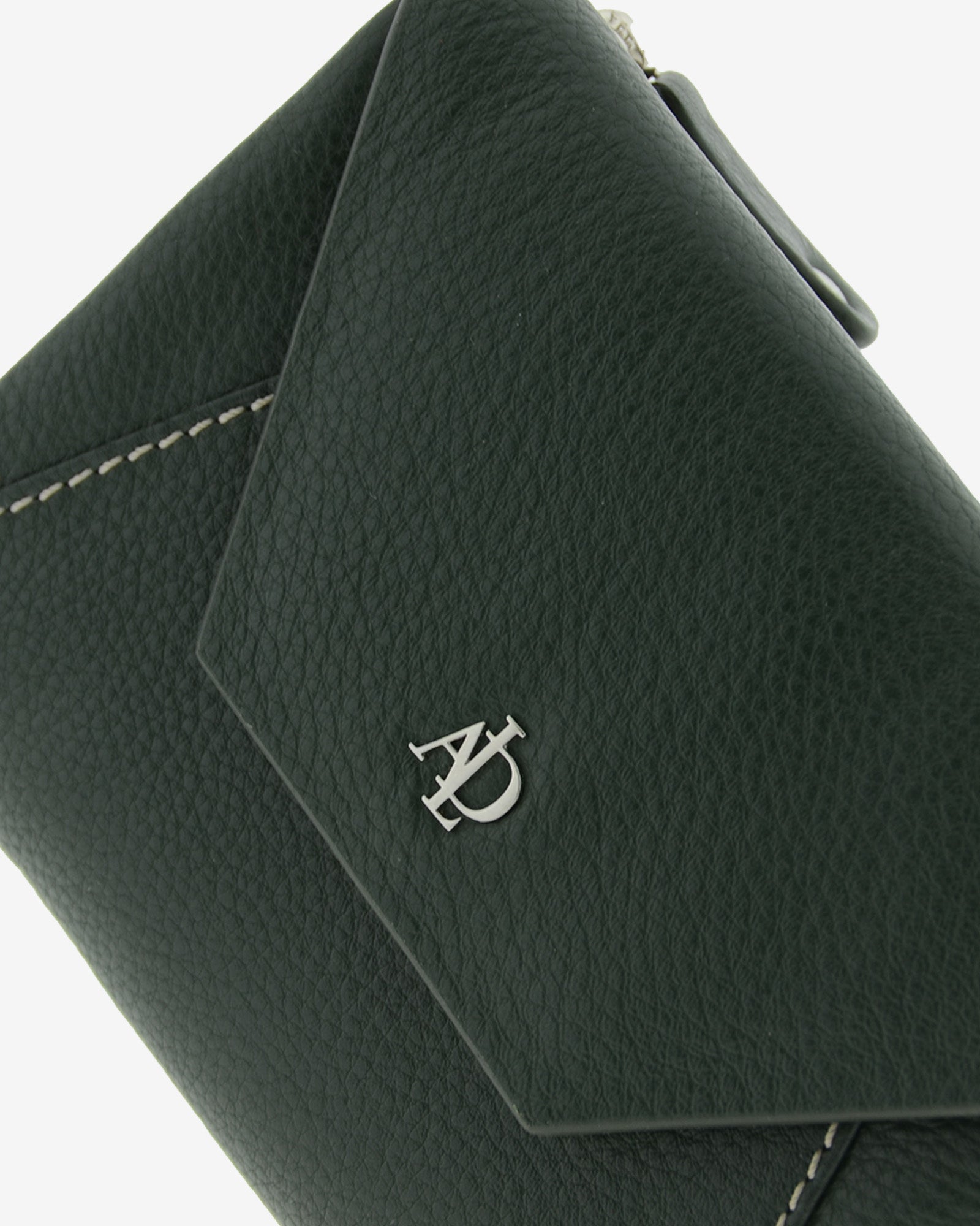 Cartera pequena de mujer en piel autentica de color verde  con forma de sobre. Ref. 4236-5. Vista detalle piel y logo