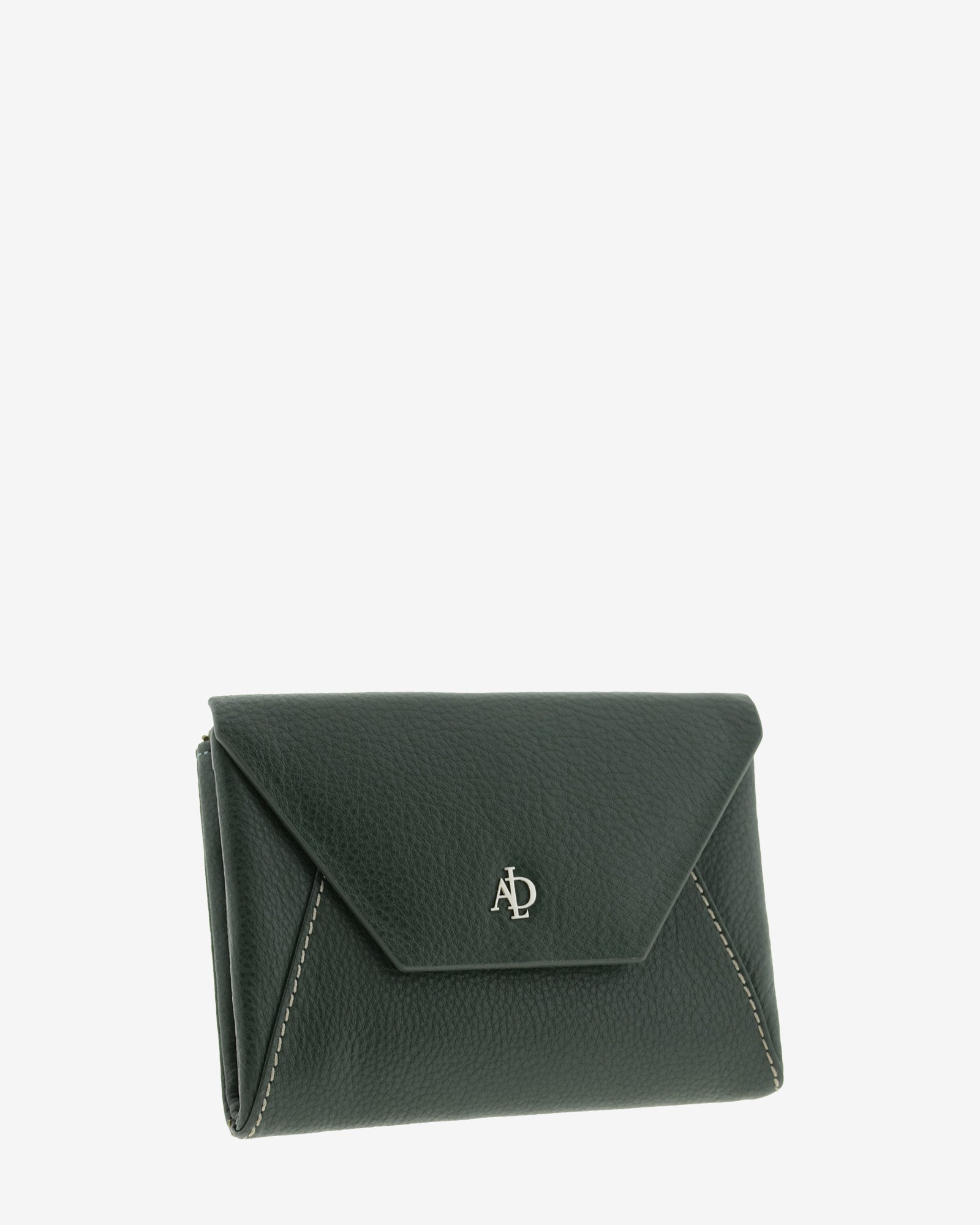 Cartera pequena de mujer en piel autentica de color verde con forma de sobre. Ref. 4236-5. Vista diagonal frontal