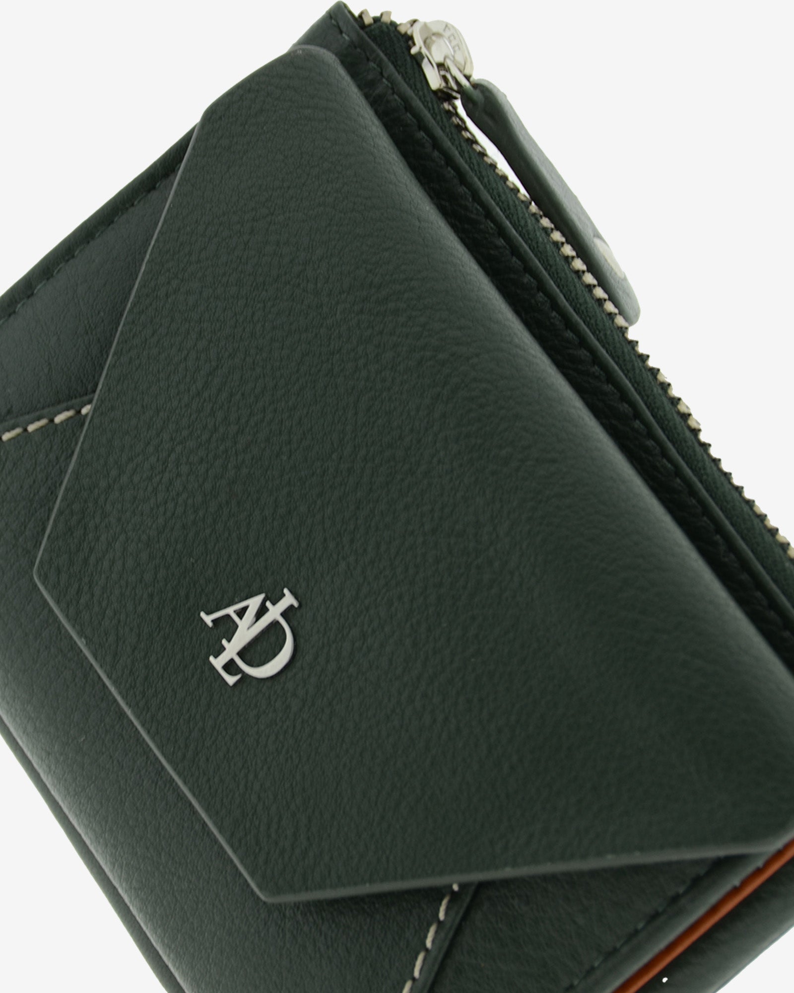 Cartera pequena de mujer en piel autentica con forma de sobre en color verde. Ref. 4237-5. Vista detalle piel y logo Adapell.