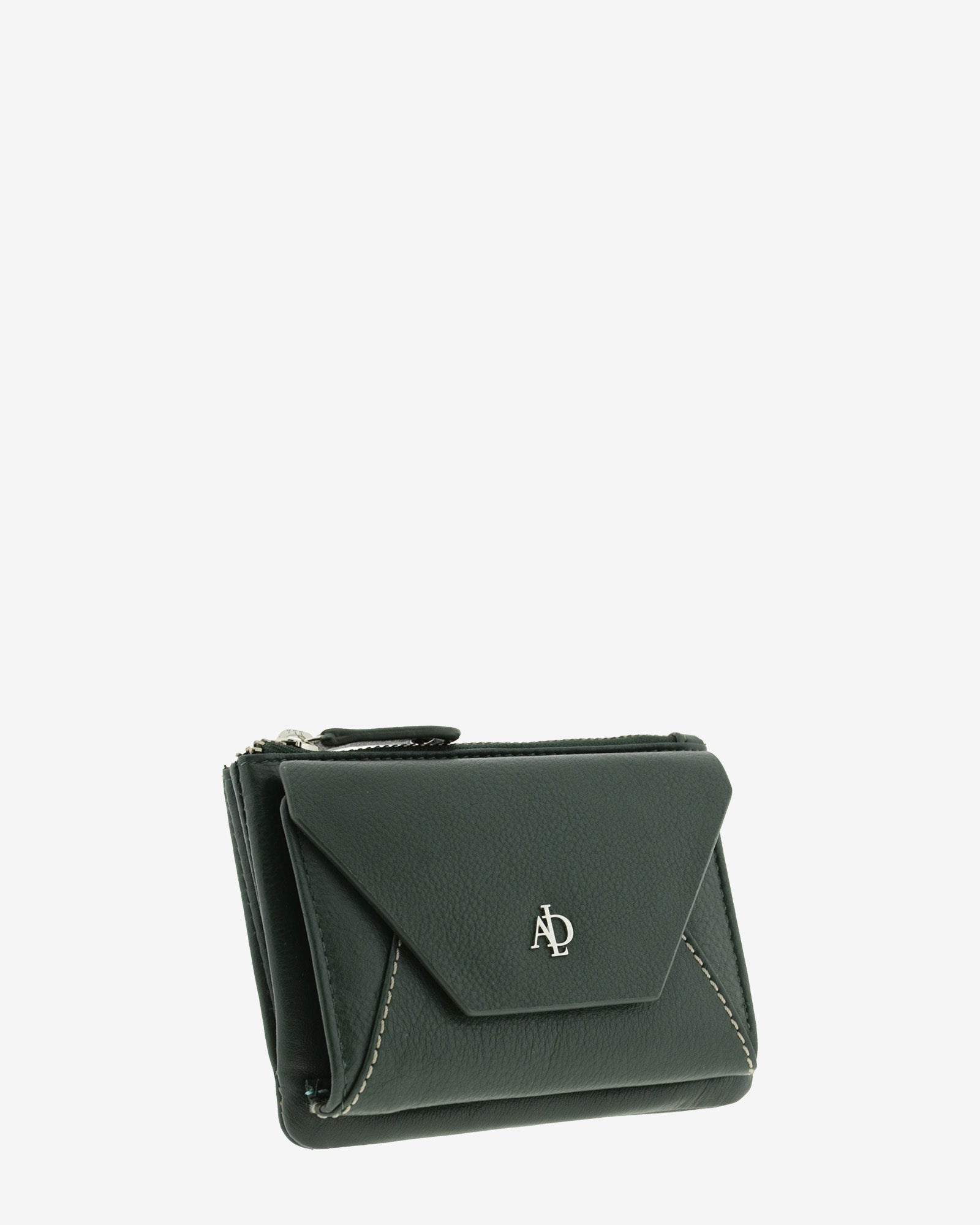 Cartera pequena de mujer en piel autentica con forma de sobre en color verde. Ref. 4237-5. Vista diagonal frontal.