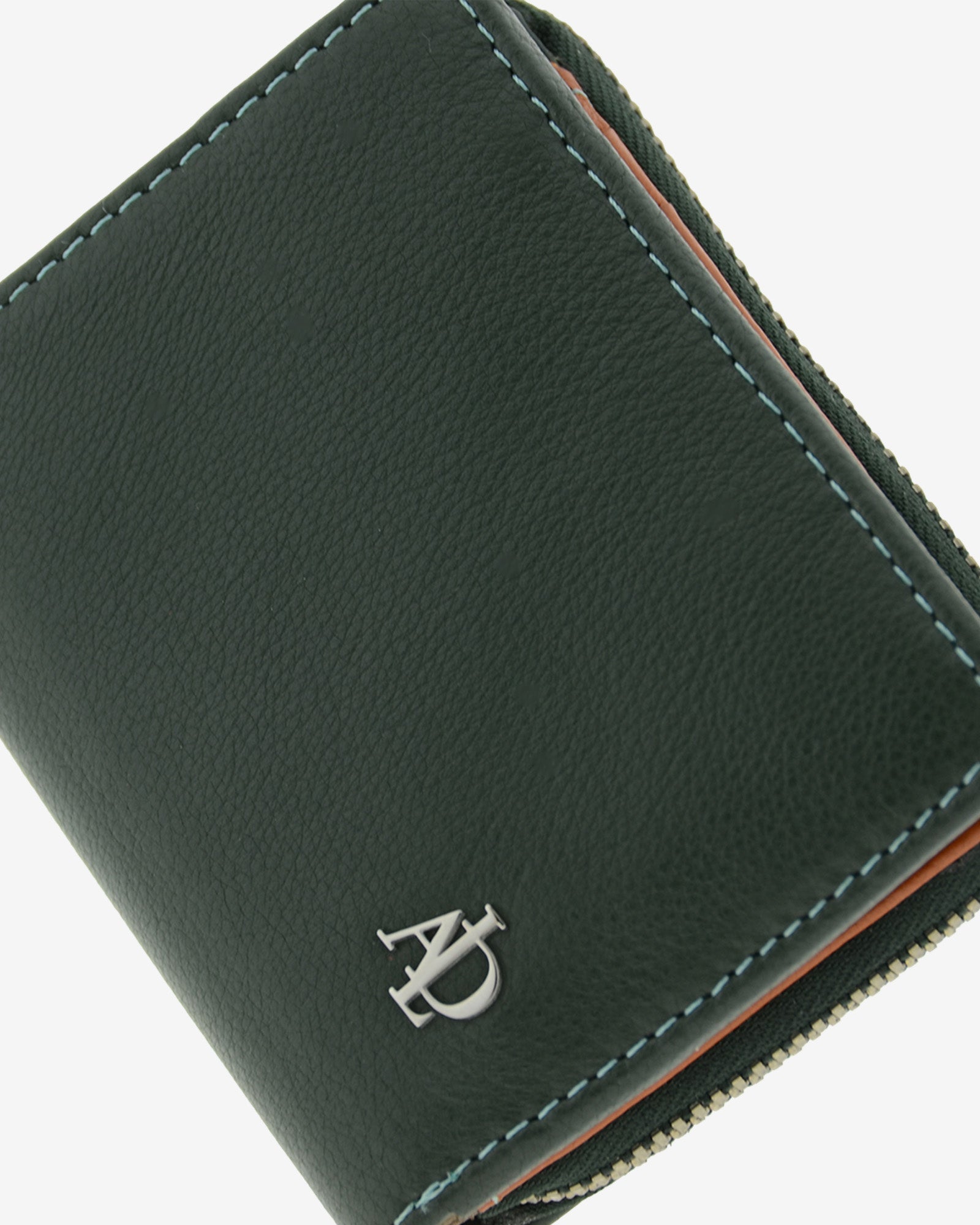 Cartera pequena compacta en piel autentica de color verde, lisa con logo Adapell. Ref. 4238-5. Vista detalle piel, costuras y logo Adapell.