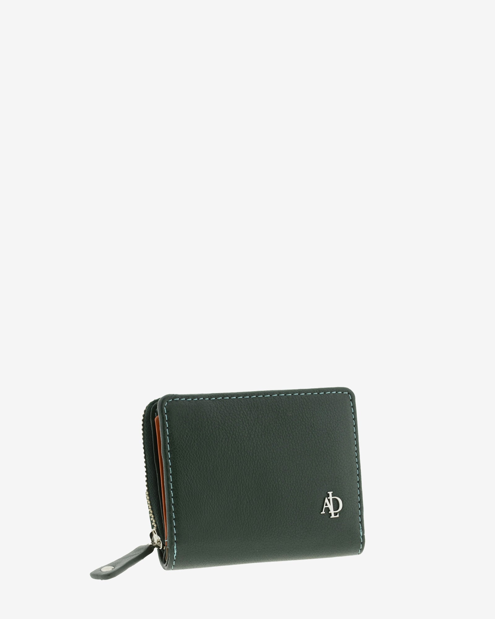 Cartera pequena compacta en piel autentica de color verde, lisa con logo Adapell. Ref. 4238-5. Vista diagonal frontal.