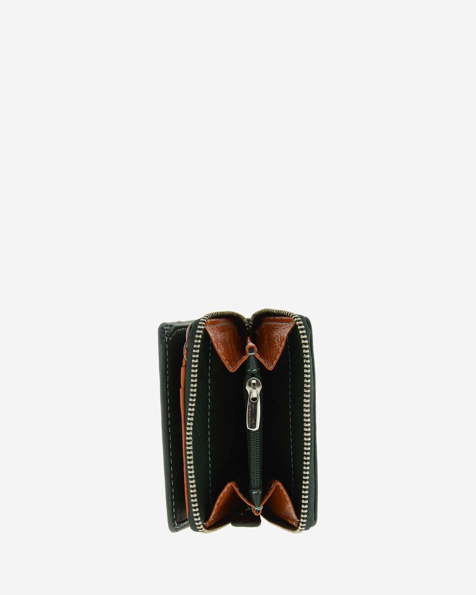 Cartera pequena compacta en piel autentica de color verde, lisa con logo Adapell. Ref. 4238-5. Vista interior trasera de monedero con compartimentos.