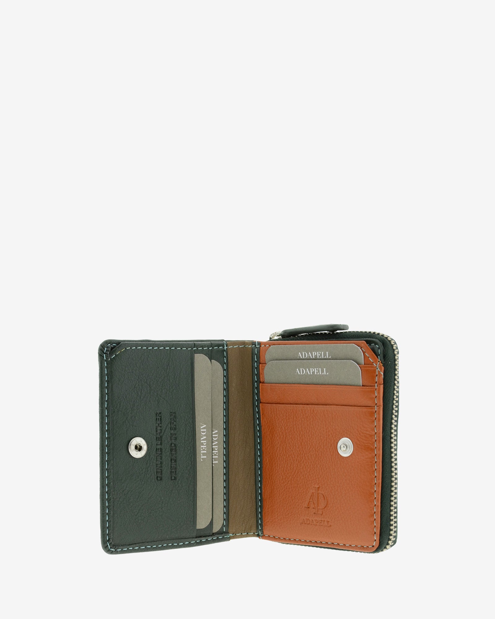 Cartera pequena compacta en piel autentica de color verde, lisa con logo Adapell. Ref. 4238-5. Vista interior con compartimentos billetes y tarjetas. Cierre de botón.