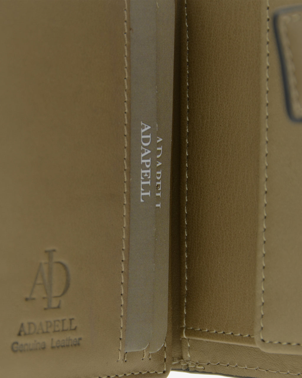 Detalle interior de cartera vertical compacta de piel color topo con monedero y ranuras para tarjetas, ref. 1666-12