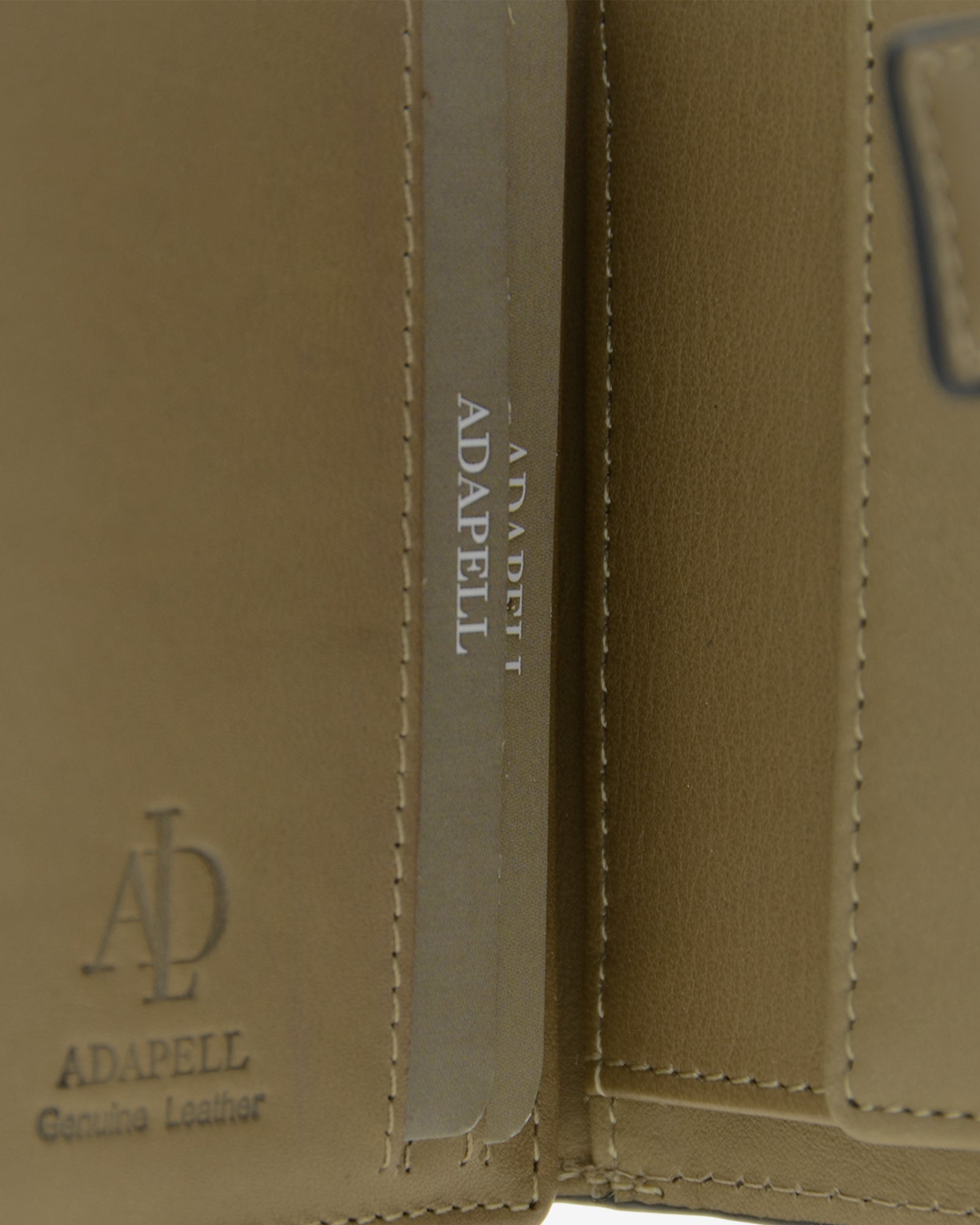 Detalle interior de cartera vertical compacta de piel color topo con monedero y ranuras para tarjetas, ref. 1666-12
