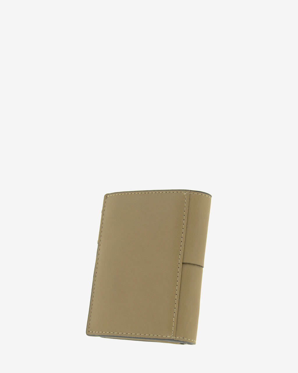 Cartera vertical compacta de piel color topo con cierre de botón, vista diagonal trasera, ref. 1666-12