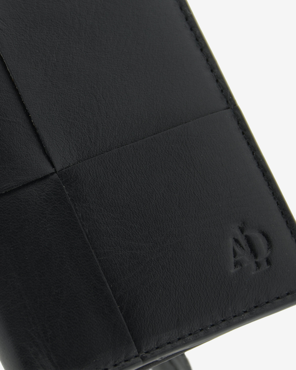 Detalle de piel y acabados en cartera vertical color negro, ref. 1665-1