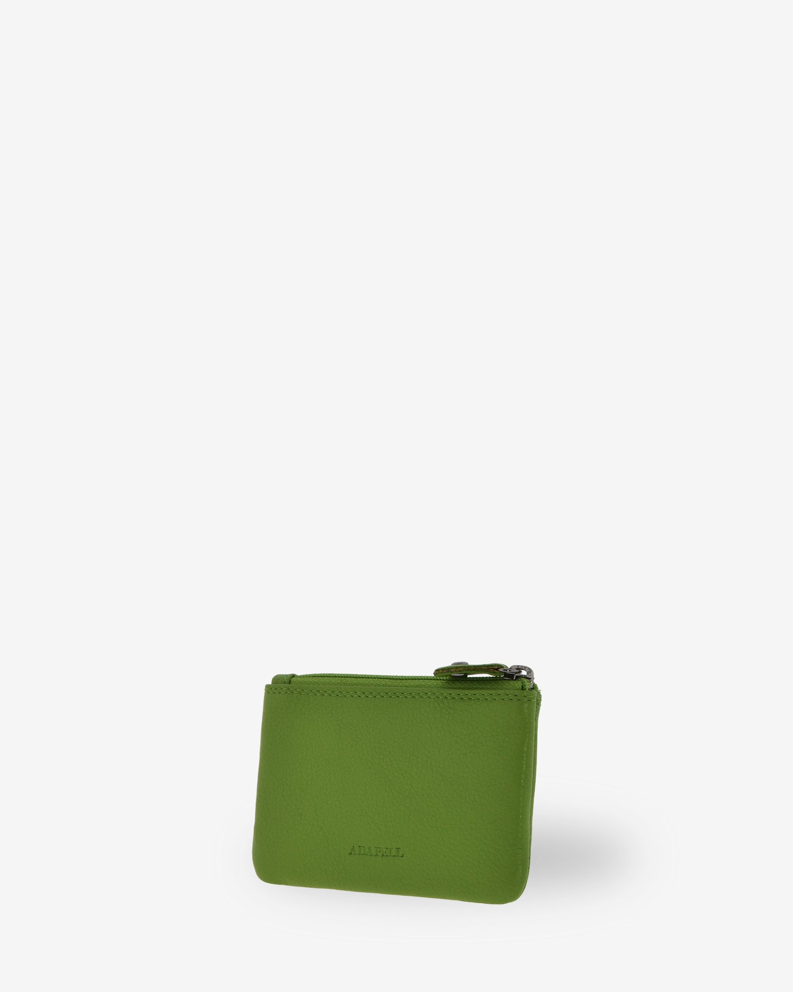 Monedero pequeño 8010 en color Matcha, vista tres cuartos posterior.