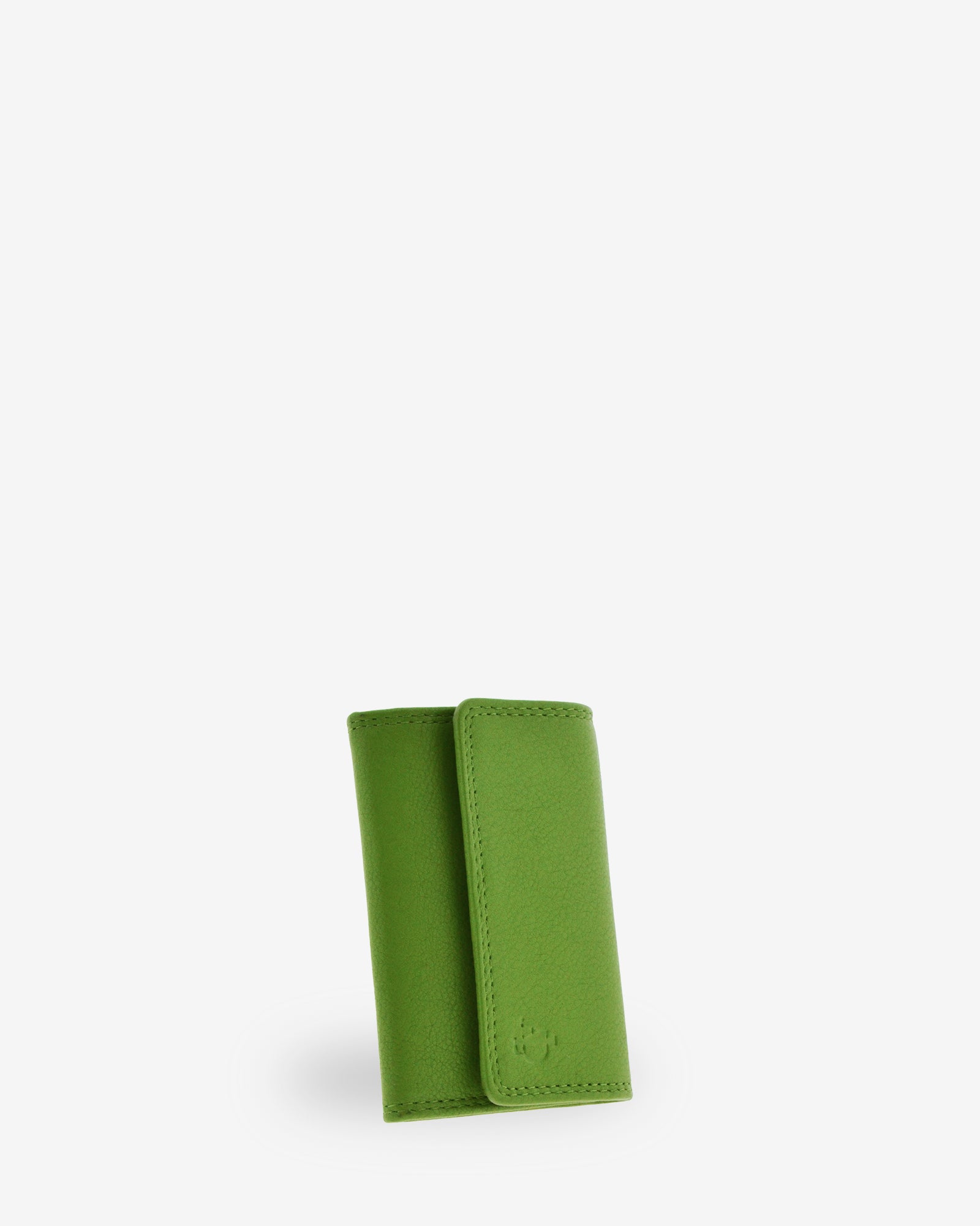 Llavero 8058 en color matcha, vista tres cuartos frontal con solapa cerrada
