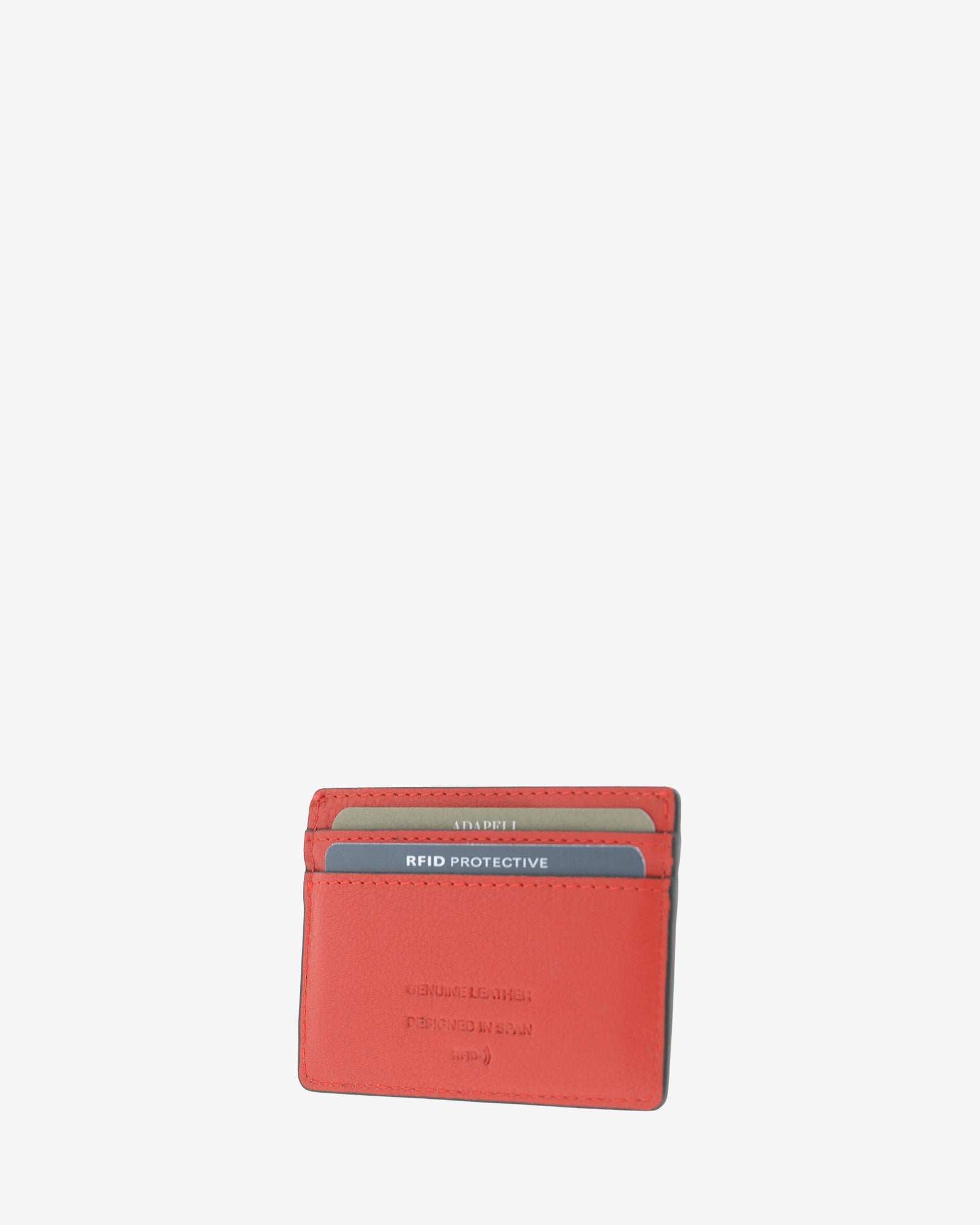 Tarjetero ultrafino en piel auténtica de color rojo con bordes en negro, ref. 8083-3, con capacidad para 4 tarjetas y compartimento central para billetes o más tarjetas y con protección de tarjetas RFID, vista diagonal trasera