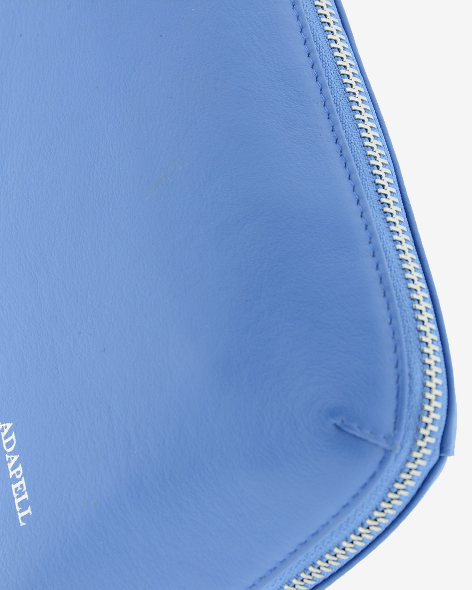 Tech pouch, estuche tecnológico en piel auténtica en color azul, ref. 8085-14,  con RFID y cierre de cremallera, vista detalle de piel y cremallera metalica