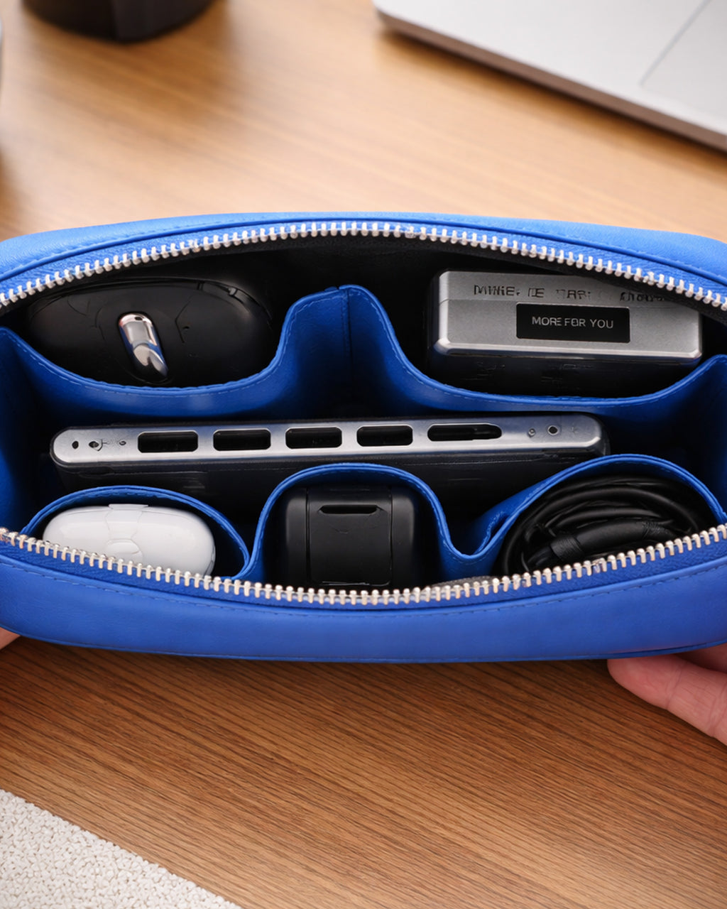 Tech pouch, estuche tecnológico en piel auténtica en color azul, ref. 8085-14,  con RFID y cierre de cremallera, vista interior con dispositivos y fondo de escritorio