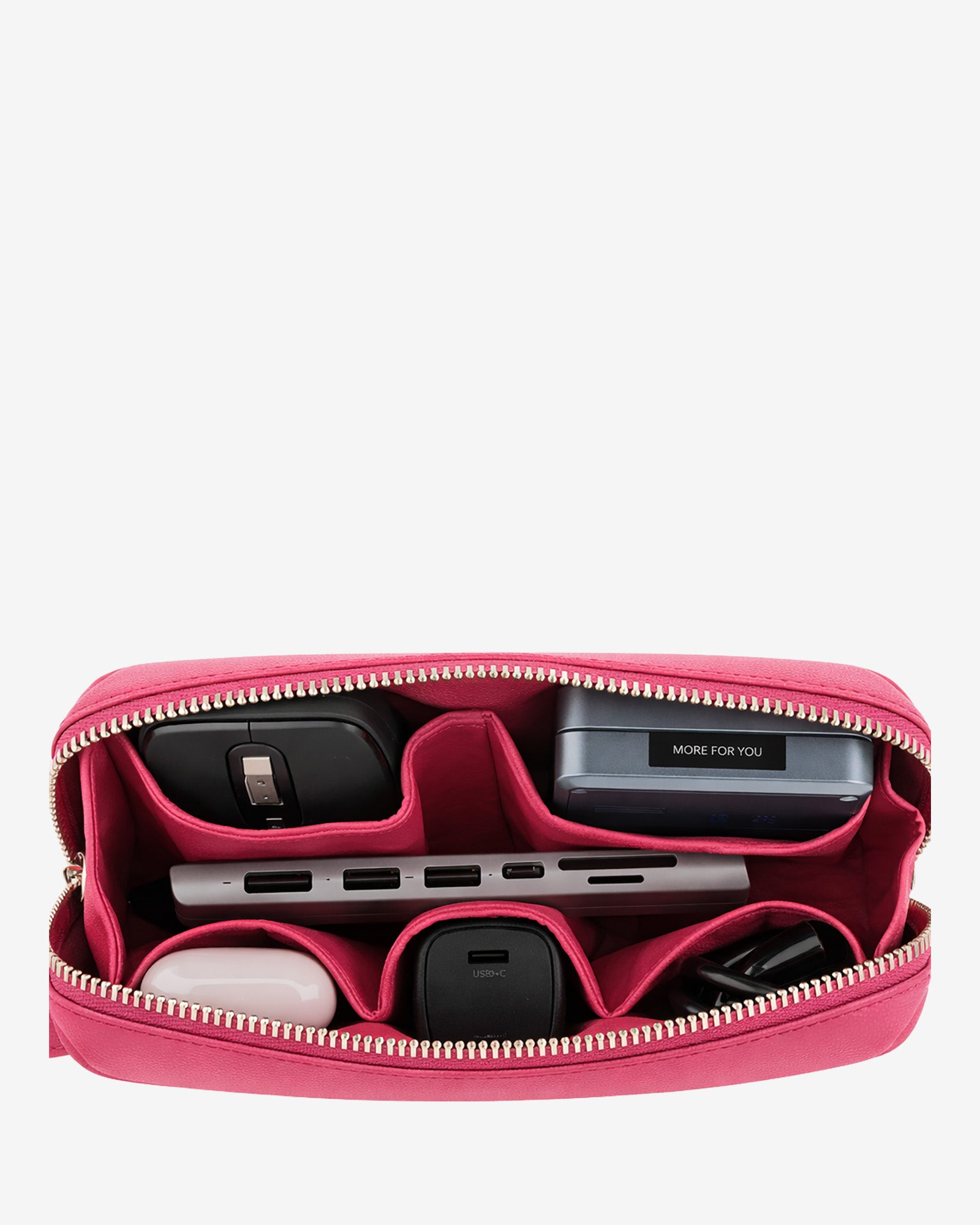 Tech pouch, estuche tecnológico en piel auténtica en color fucsia, ref. 8085-25,  con RFID y cierre de cremallera, vista interior con accesorios