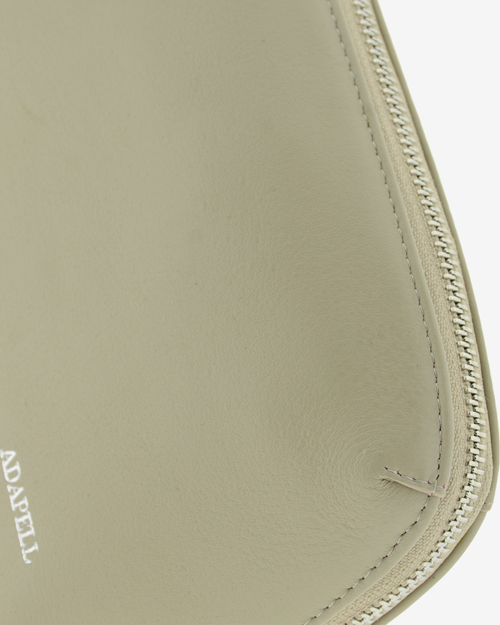 Tech pouch, estuche tecnológico en piel auténtica en color ice stone, ref. 8085-12,  con RFID y cierre de cremallera, vista detalle de piel, cremallera metalica y logo Adapell