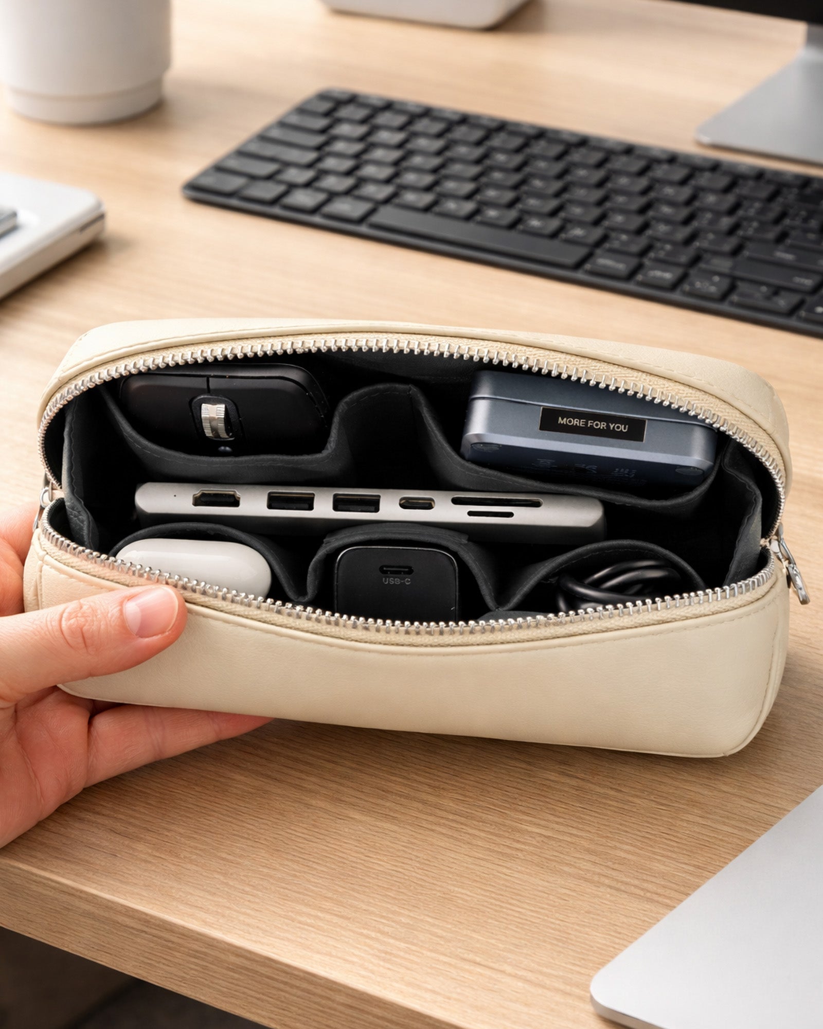 Tech pouch, estuche tecnológico en piel auténtica en color ice stone, ref. 8085-12,  con RFID y cierre de cremallera, vista interior con fondo de escritorio y teclado ordenador
