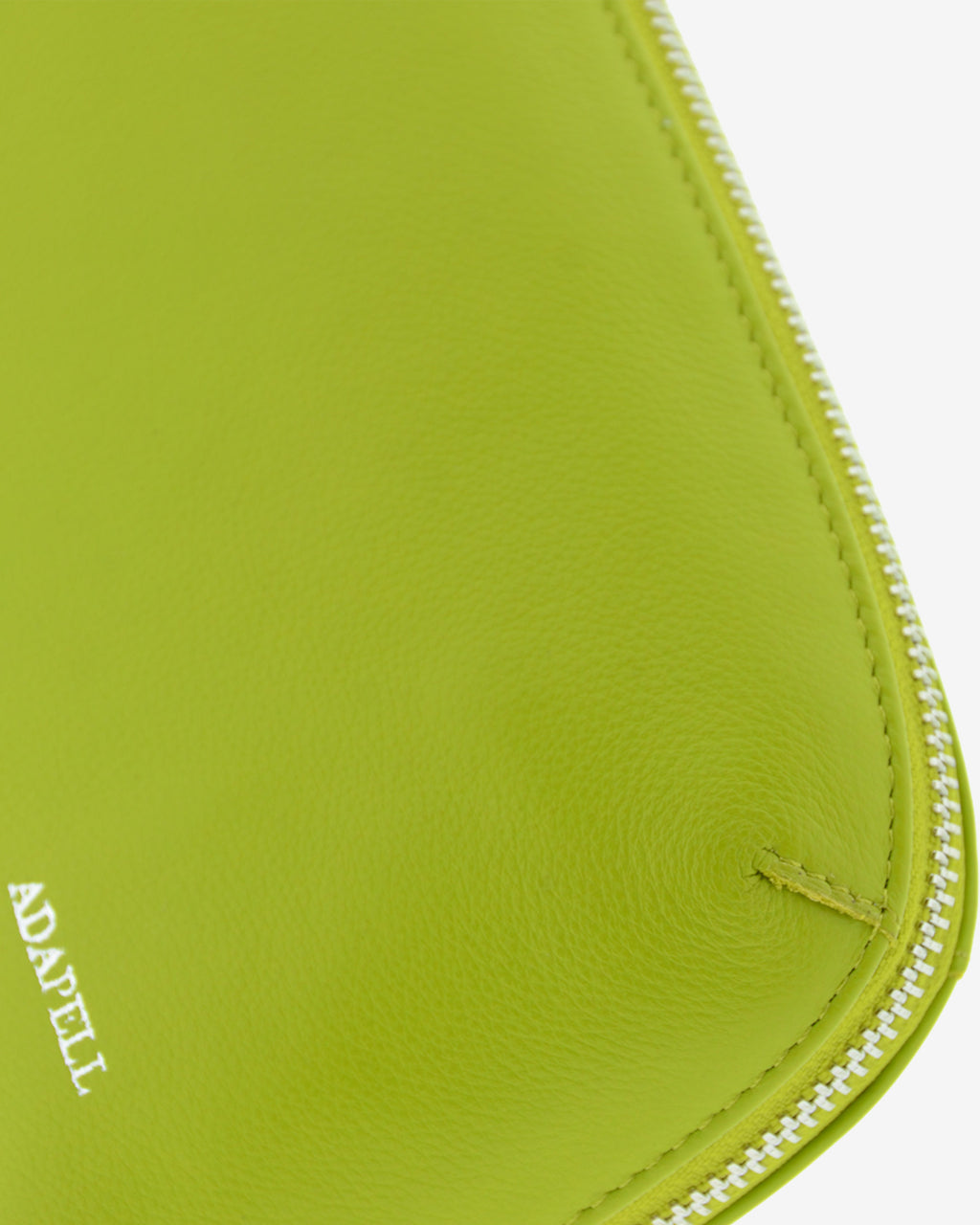 Tech pouch, estuche tecnológico en piel auténtica en color lima, ref. 8085-17,  con RFID y cierre de cremallera, vista detalle de piel y cremallera