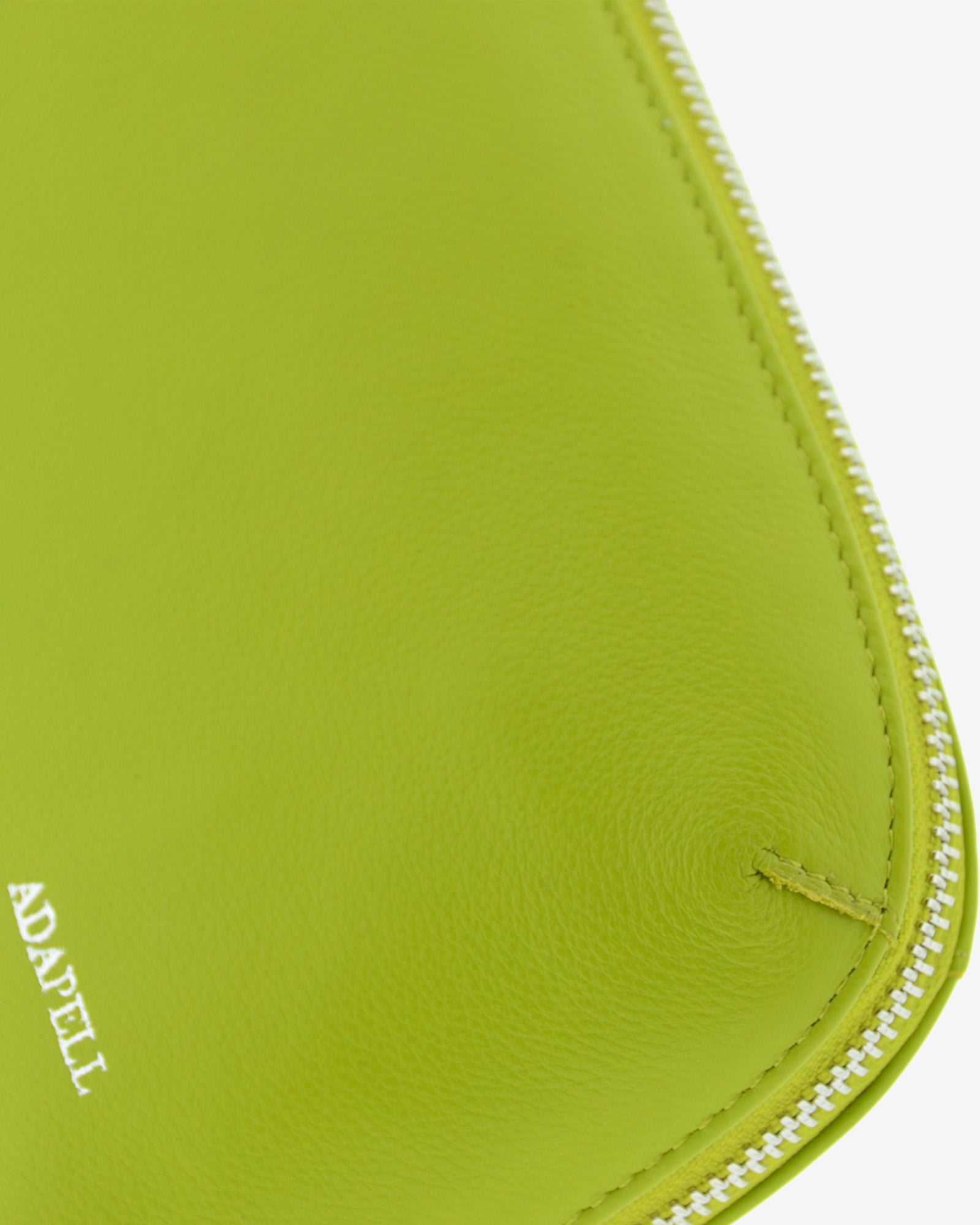 Tech pouch, estuche tecnológico en piel auténtica en color lima, ref. 8085-17,  con RFID y cierre de cremallera, vista detalle de piel y cremallera