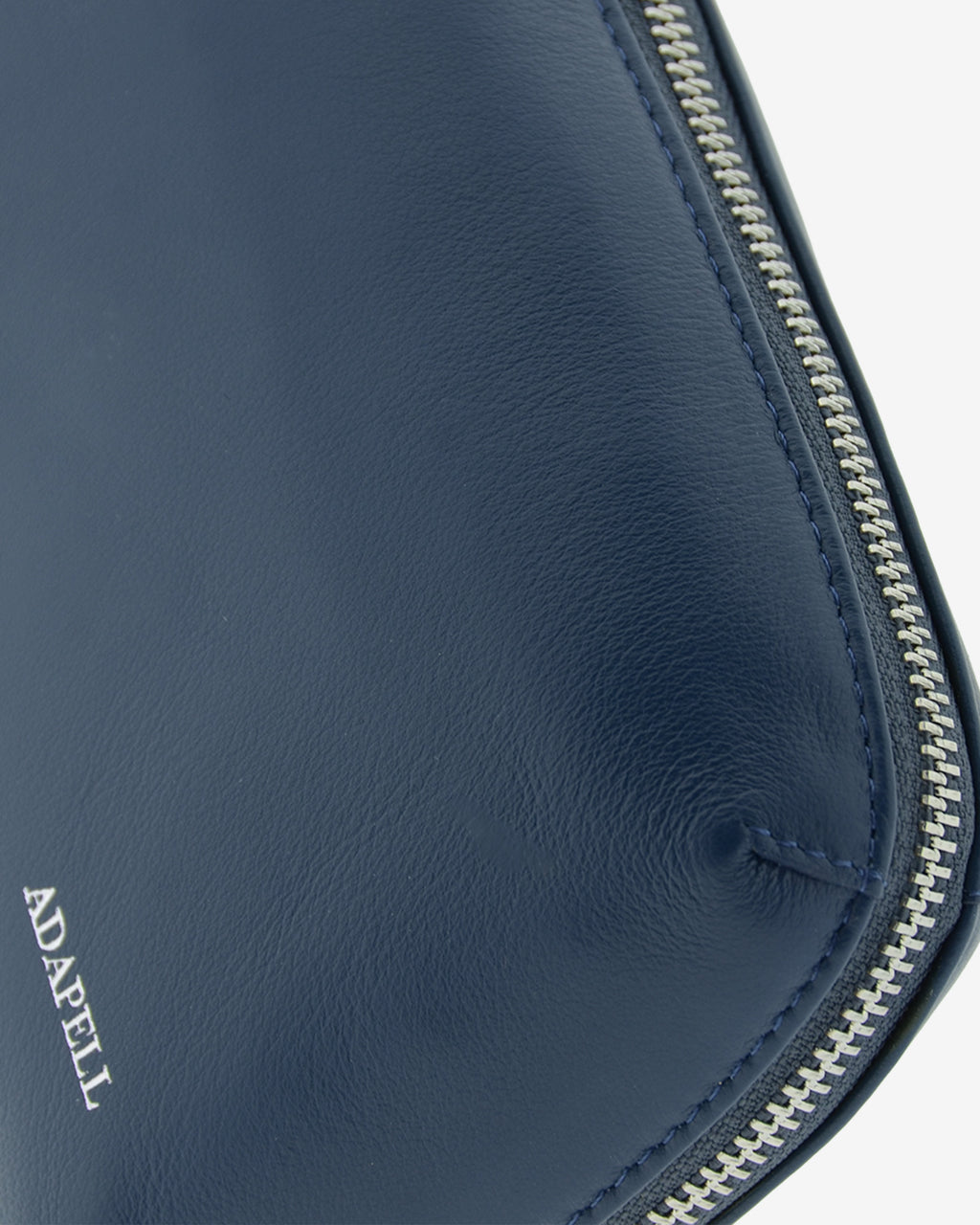 Tech pouch, estuche tecnológico en piel auténtica en color azul marino, ref. 8085-20,  con RFID y cierre de cremallera, vista detalle