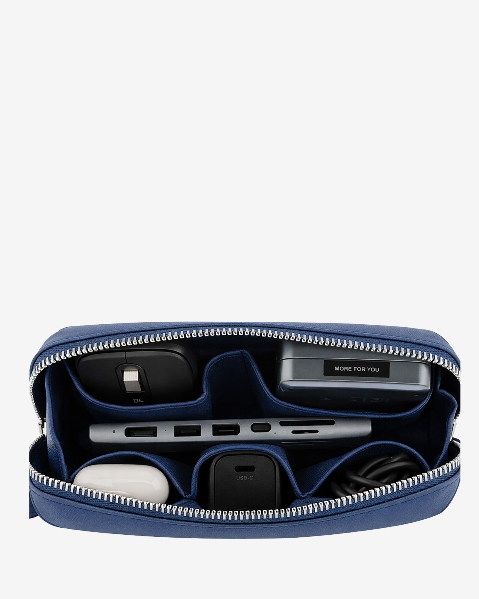 Tech pouch, estuche tecnológico en piel auténtica en color azul marino, ref. 8085-20,  con RFID y cierre de cremallera, vista interior con accesorios
