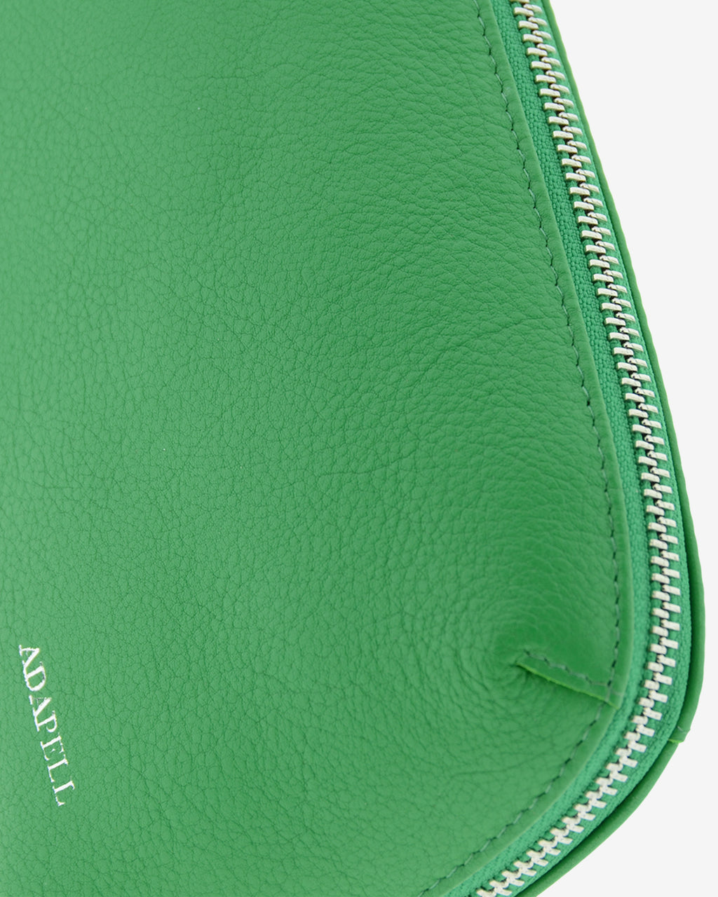 Tech pouch, estuche tecnológico ref. 8085-5, en piel auténtica en color verde y cierre de cremallera, vista detalle de piel, cremallera y logo Adapell