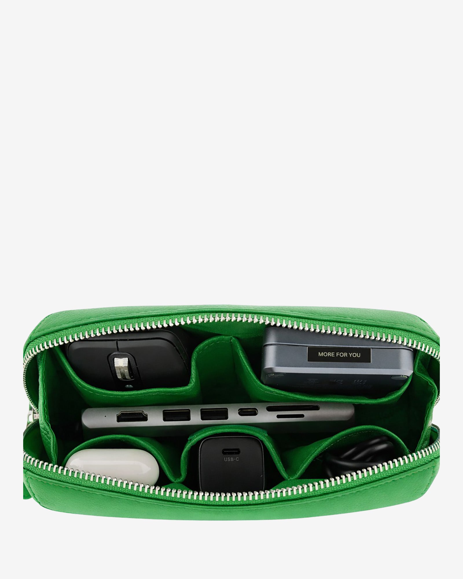 Tech pouch, estuche tecnológico  ref. 8085-5 en piel auténtica en color verde y cierre de cremallera, vista interior con dispositivos electronicos
