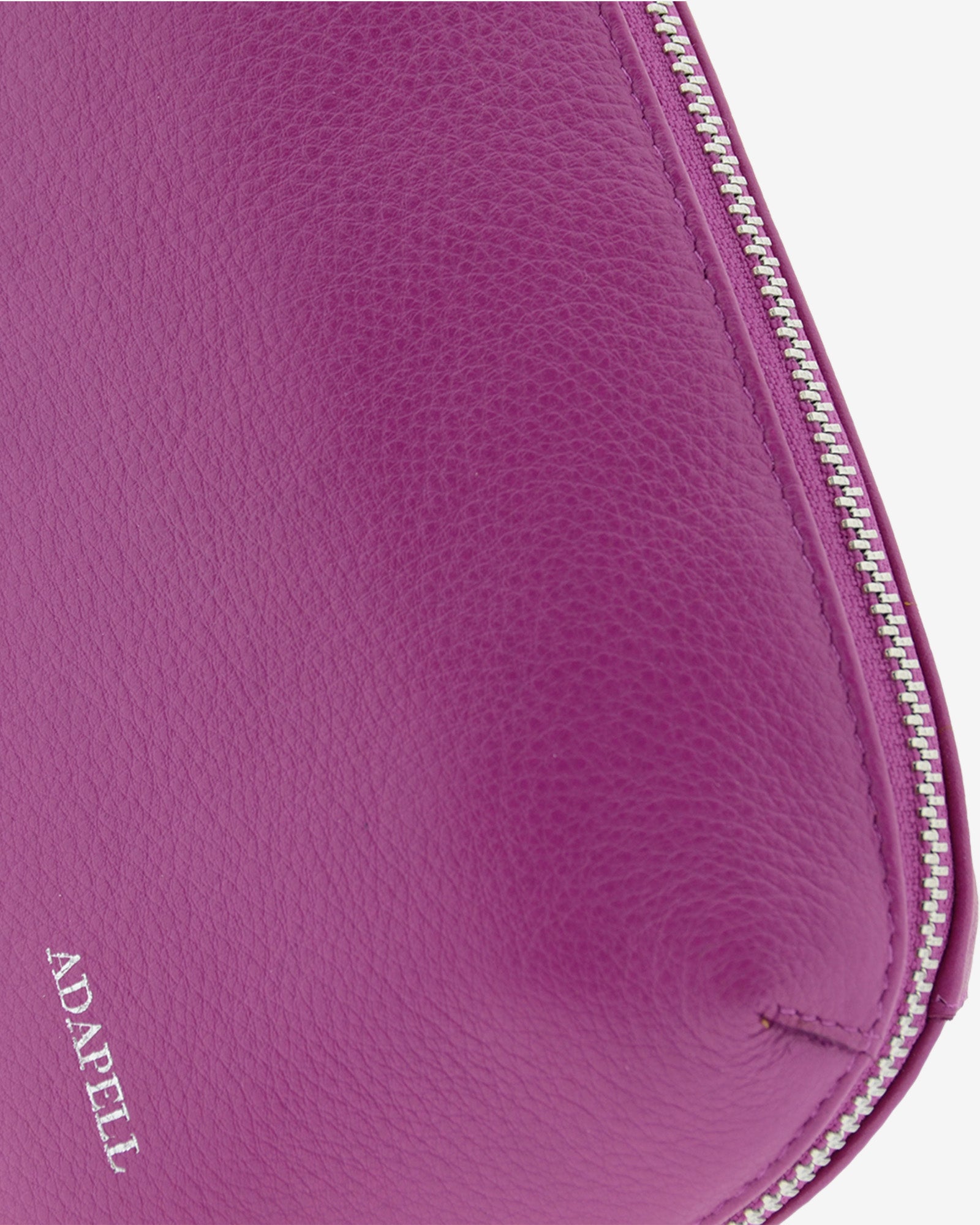 Tech pouch, estuche tecnológico en piel auténtica en color lila y cierre de cremallera, vista detalle de piel, cremallera y logo Adapell